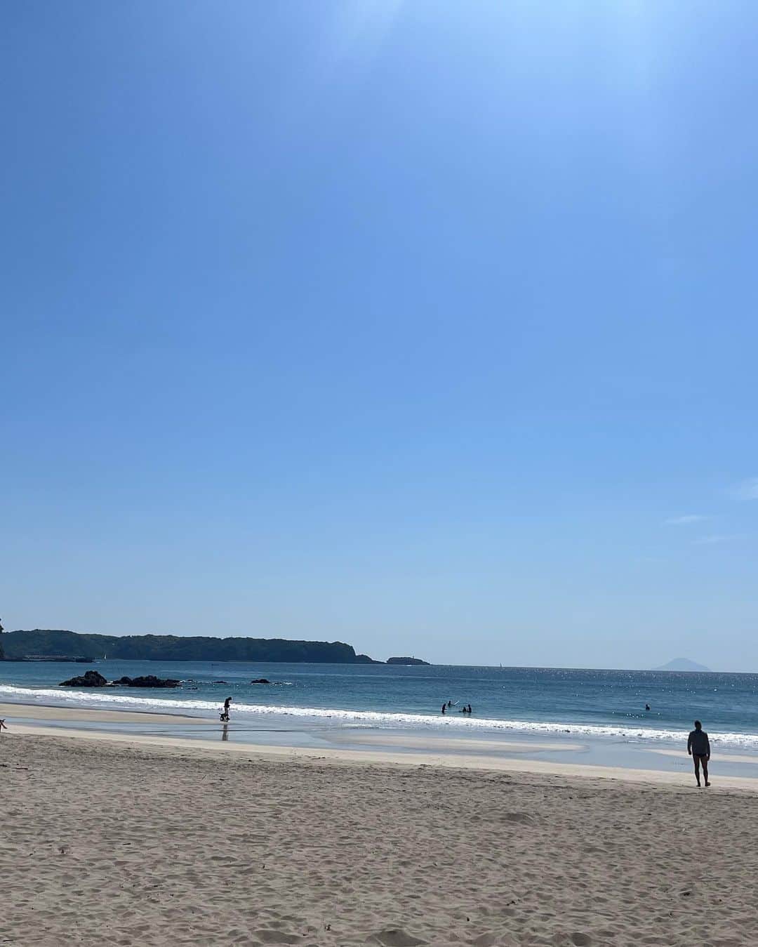 大禅師文子さんのインスタグラム写真 - (大禅師文子Instagram)「下田の入田浜ビーチへ行ってきました🏊‍♀️☀️🕶 本州では最高水質AAランクの綺麗な海です！ サーファーはたくさんいるけど、泳いでいる人はさすがにいませんでした。海水はまだ冷たくておそらく16〜17℃くらい。。 ウェットスーツで2キロ、スーツを着ないで1キロ泳ぎました。 冷たい！寒い！けど、気持ちいい✌️ 前回来た時よりも成長して、海水をそれほど飲みませんでしたw  泳いで、食べて、寝て、また泳いで  私のGWは終わりました。  #下田 #入田浜 #伊豆 #ビーチ #gw #ちょっと早い夏 #下田バーガー #下田に来たなら #fermenco #pizza #サワードゥ @fermenco.pizza #感動 #春の思い出」5月4日 9時38分 - daizenjifumiko
