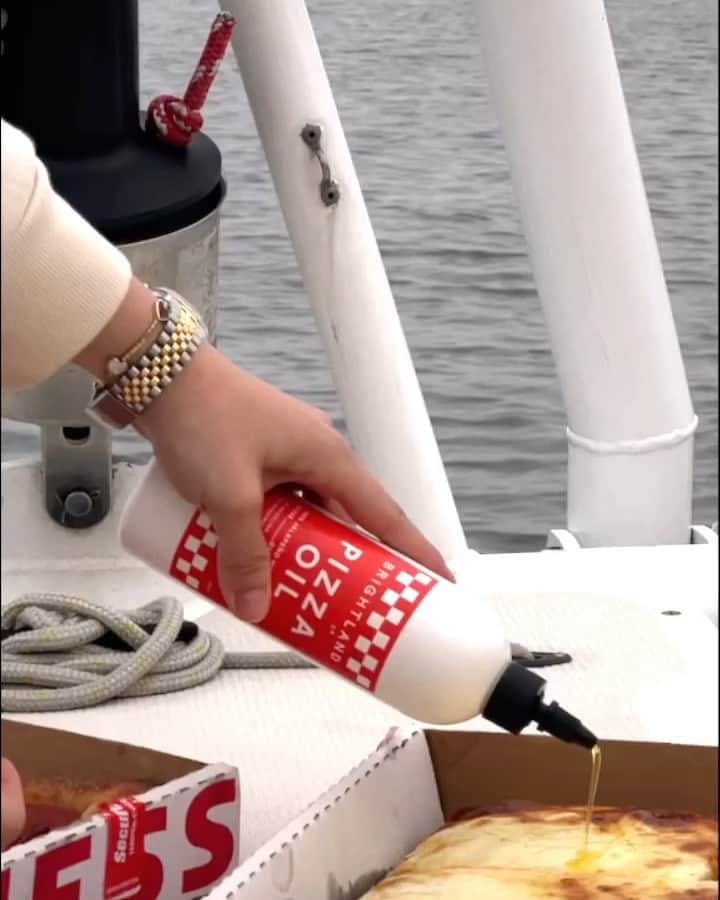アレクサ・ロジーのインスタグラム：「brought the new pizza oil from @wearebrightland aboard with me for a pizza party at sea! safe to say i’m obsessed 🍕⛵️🤌🏻」