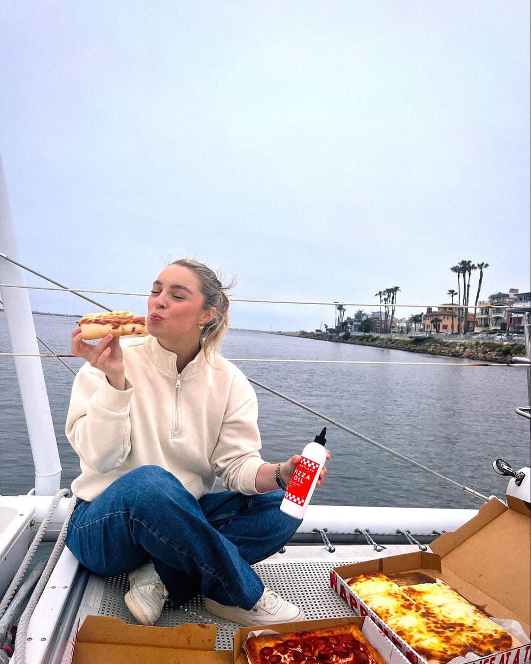 アレクサ・ロジーさんのインスタグラム写真 - (アレクサ・ロジーInstagram)「brought the new pizza oil from @wearebrightland aboard with me for a pizza party at sea! safe to say i’m obsessed 🍕⛵️🤌🏻」5月4日 9時43分 - alexalosey