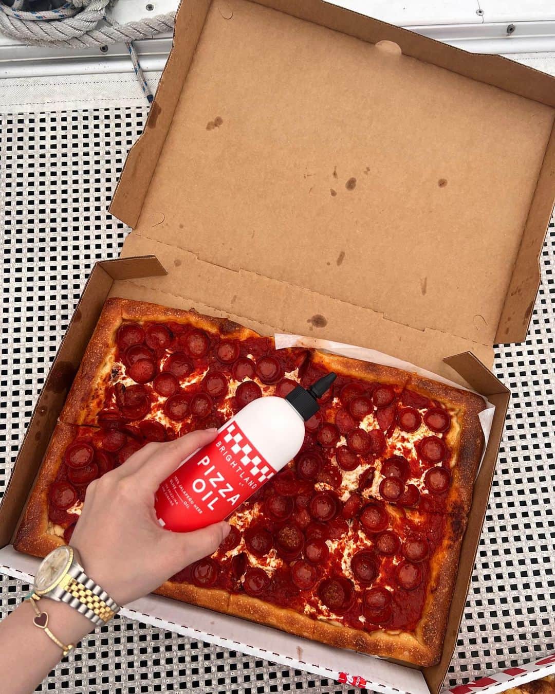 アレクサ・ロジーさんのインスタグラム写真 - (アレクサ・ロジーInstagram)「brought the new pizza oil from @wearebrightland aboard with me for a pizza party at sea! safe to say i’m obsessed 🍕⛵️🤌🏻」5月4日 9時43分 - alexalosey