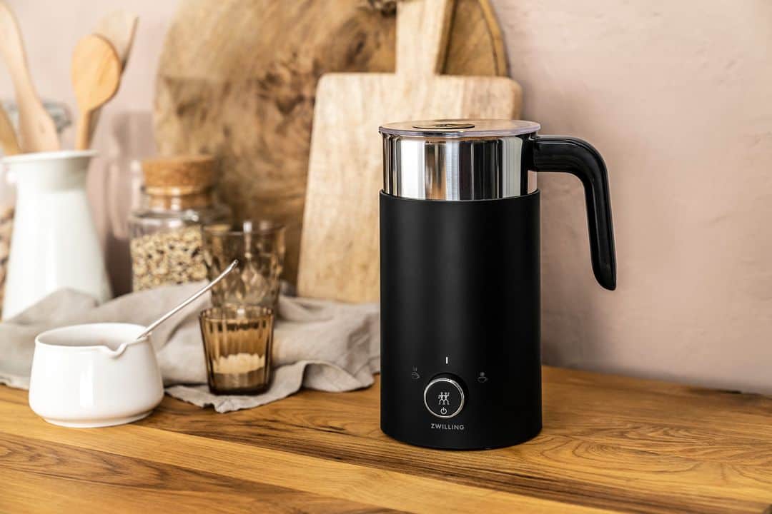 ZWILLING Japan ツヴィリングのインスタグラム：「【5/25 発売 : エンフィニジー ミルクフォーマーブラック】  カフェで飲むような本格的なカフェラテやカプチーノのようなドリンクが作れる、エンフィニジー ミルクフォーマーから、新色 “ブラック”が5/25(木)に新発売となります！ ミルクフォーマーを使えば、牛乳、豆乳やアーモンドミルクなど、お好みのミルクを入れ、蓋をしてボタンを押すだけで、きめ細かくふわふわな泡があっという間に完成！ホットだけでなく、冷たいままでも泡立てられるので、これからの季節に嬉しいアイスドリンクが楽しめます。パーツを外して洗いやすいステンレス容器なのでお手入れも簡単なのも嬉しいポイント！  #ZWILLINGENFINIGY #ツヴィリングエンフィニジー #ミルクフォーマー」