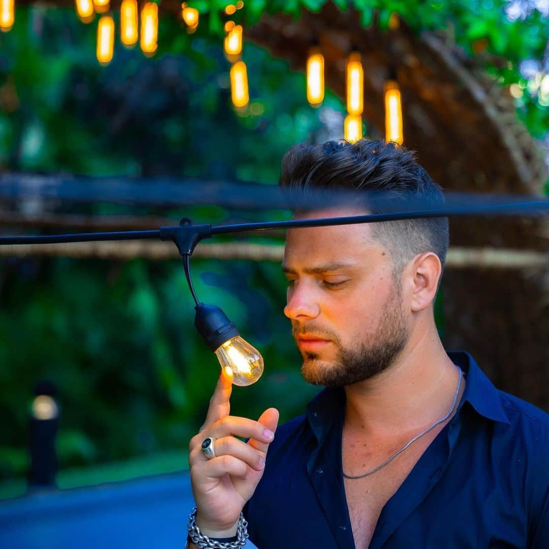 ギャレット・バックストロームのインスタグラム：「Light of the world💡」