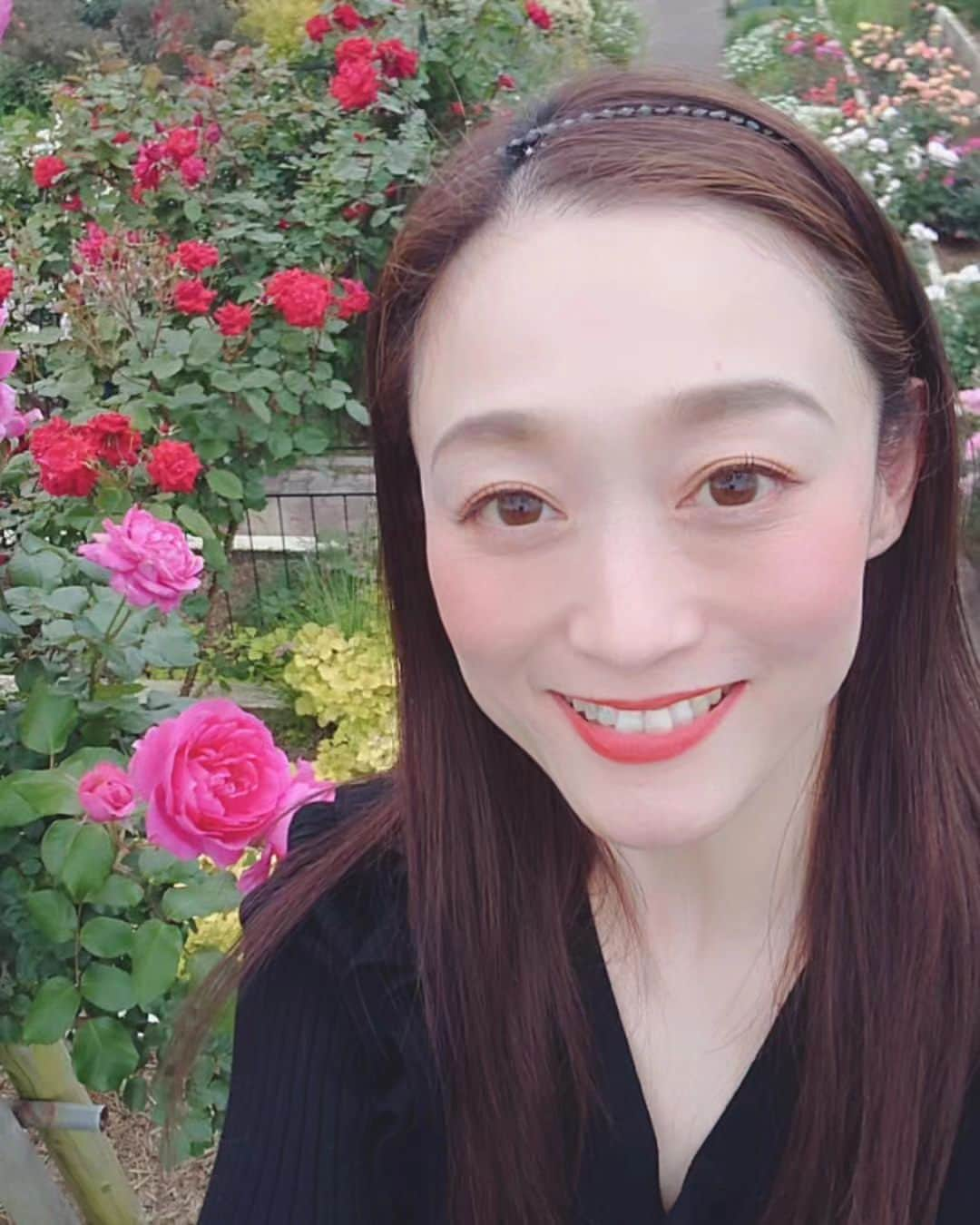 舞咲りんのインスタグラム：「青島・こどもの国『ばら園🌹』  う………  うちゅくちぃ🌹🌹🌹🌹🌹  宝塚時代から、薔薇は大好きなお花✨  特に！ オペラピンク色の薔薇が気になる(๑´`๑)♡  薔薇の良い香りが ふわ〜んと💕💕💕  今年も癒やされましたぁ！！！！！  #青島 #こどもの国 #宮崎市 #イベント #観光地 #ガーデニング #ローズガーデン #薔薇 #ばら #バラ #バラ園 #ばら園 #薔薇園 #心の癒やし #庭園 #美しさ #香水 #ガーデニング貯金 #募金 #GW #ゴールデンウィーク #家族の時間  #癒やしの空間 #デトックス #舞咲りん #ヒメ」