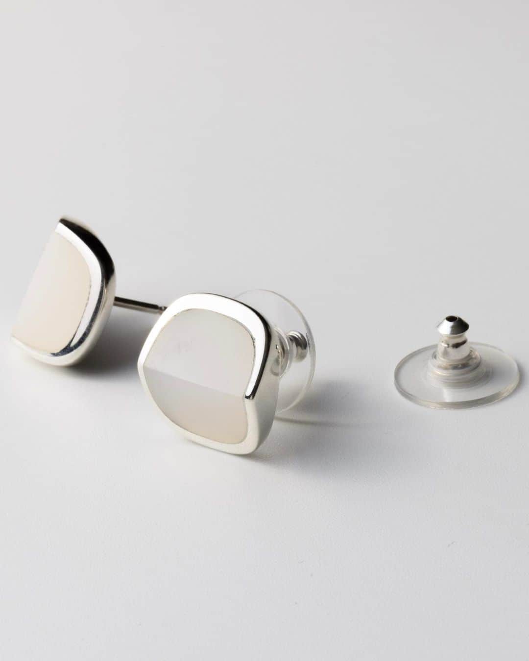 のインスタグラム：「“EQUINOX” PYRAMID WHITE AGATE EARRING #hirotakajewelry」