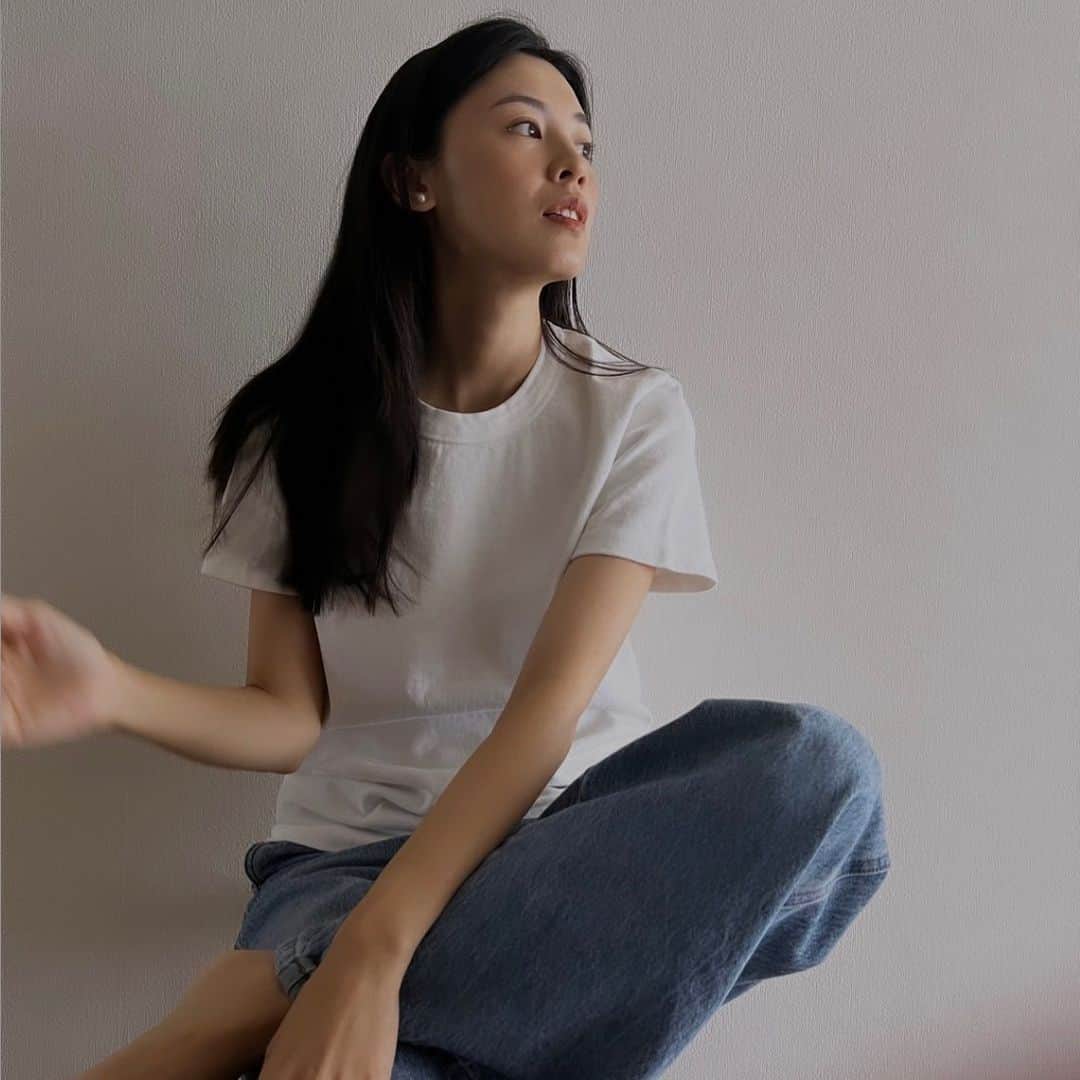 申真衣のインスタグラム：「デニムのための白Tだって🤍👖 ザラっとした素材感も気分🤍夏支度着々と💙 冷やし中華始めていいですか  T-shirt @fffffft_sendagaya ORIGINAL🎉  denim @khaite_ny」