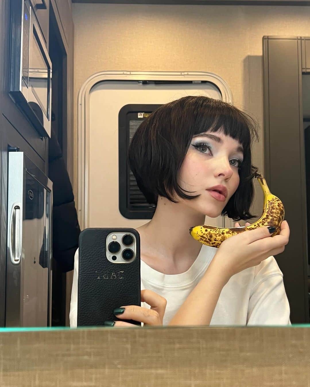 のインスタグラム：「our second season is out and i don’t have the adequate words for how deep my love is for these people, this show and our little secret portal to another world that we are somehow allowed to inhabit. feels fake!! so much joy, so much levity, so much real life human magic essence we get to inhale and entangle our limbs with. thank you @cincopedia for changing our lives with your huge capacity for humanity and your supernatural relationship to light, thank you to @officiallizaminnelli for being my north star and my forever muse, thank you to our INCREDIBLE dancers and company who make the entire show, thank you to the entire beautiful crew and hair and makeup and wardrobe and set dec for working so tirelessly to build a world from the ground up, thank you to our WRITERS, to everyone who made this season possible, and everyone who watched and allowed themselves to be touched. we promise we are touched by you right back!! and to my cast and my family: i would spend my life attempting to give back to you what you have given me, and i would still fall short. my heart stretches」