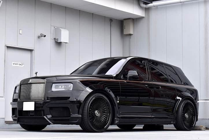 CarsWithoutLimitsさんのインスタグラム写真 - (CarsWithoutLimitsInstagram)「Novitec Black Badge Cullinan sitting on @1886forgedwheels G007 3-piece finished gloss black  #carswithoutlimits #rollsroyce #cullinan #blackbadgecullinan #cullinanblackbadge #rollsroycecullinan」5月4日 9時51分 - carswithoutlimits