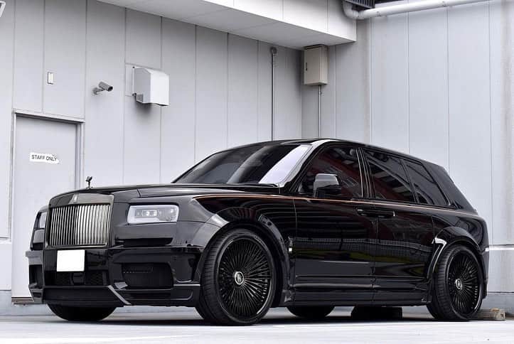 CarsWithoutLimitsのインスタグラム：「Novitec Black Badge Cullinan sitting on @1886forgedwheels G007 3-piece finished gloss black  #carswithoutlimits #rollsroyce #cullinan #blackbadgecullinan #cullinanblackbadge #rollsroycecullinan」