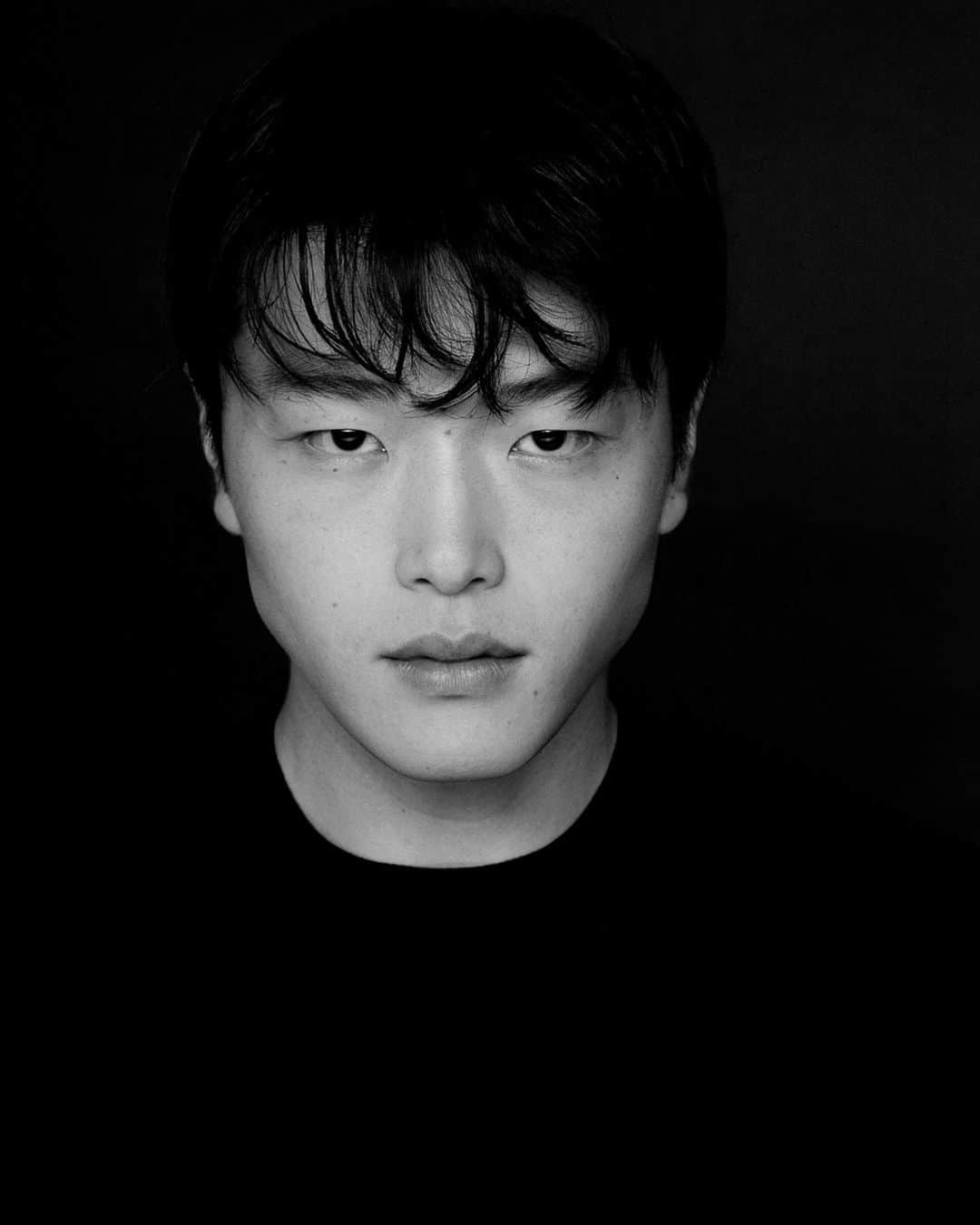 アレックス・シブタニのインスタグラム：「I recently had the opportunity to be photographed by the great, @manfredbaumann.   It was a pleasure to discuss photography and an honor to be in front of his lens. Thank you, @paris.chong, for bringing us together, and thank you, Manfred and @nellybaumann for these images. ❤️  I needed new headshots for my debut photography exhibit. It’s titled, ‘A Japanese American in Japan’ and consists of photos I’ve taken over the course of the past year upon returning to Japan for the first time since before the pandemic.  My work will be on display at the @leicagalleryla in West Hollywood this month (May 4-June 5). The opening night event is being held tomorrow from 6-8pm. You can RSVP at the link in my bio.   先日、偉大なる、@manfredbaumannに撮影してもらう機会がありました。  写真について話し合うことができ、彼のレンズの前に立つことができたのは光栄でした。私たちを引き合わせてくれた@paris.chong、そしてこれらの画像を提供してくれたManfredと@nellybaumann、ありがとうございました。❤️  私のデビュー写真展のために、新しいヘッドショットが必要でした。タイトルは「A Japanese American in Japan」で、パンデミック前以来の日本への帰国を機に、この1年間で撮影した写真で構成されています。  今月（5月4日～6月5日）、ウエストハリウッドの@leicagallerylaで私の作品が展示される予定です。明日の6-8pmにオープニングナイトイベントが開催されます。私のバイオにあるリンクでRSVPできます。  *日本語の間違いがあれば訂正してください。翻訳アプリを使いました。 😅🙏」