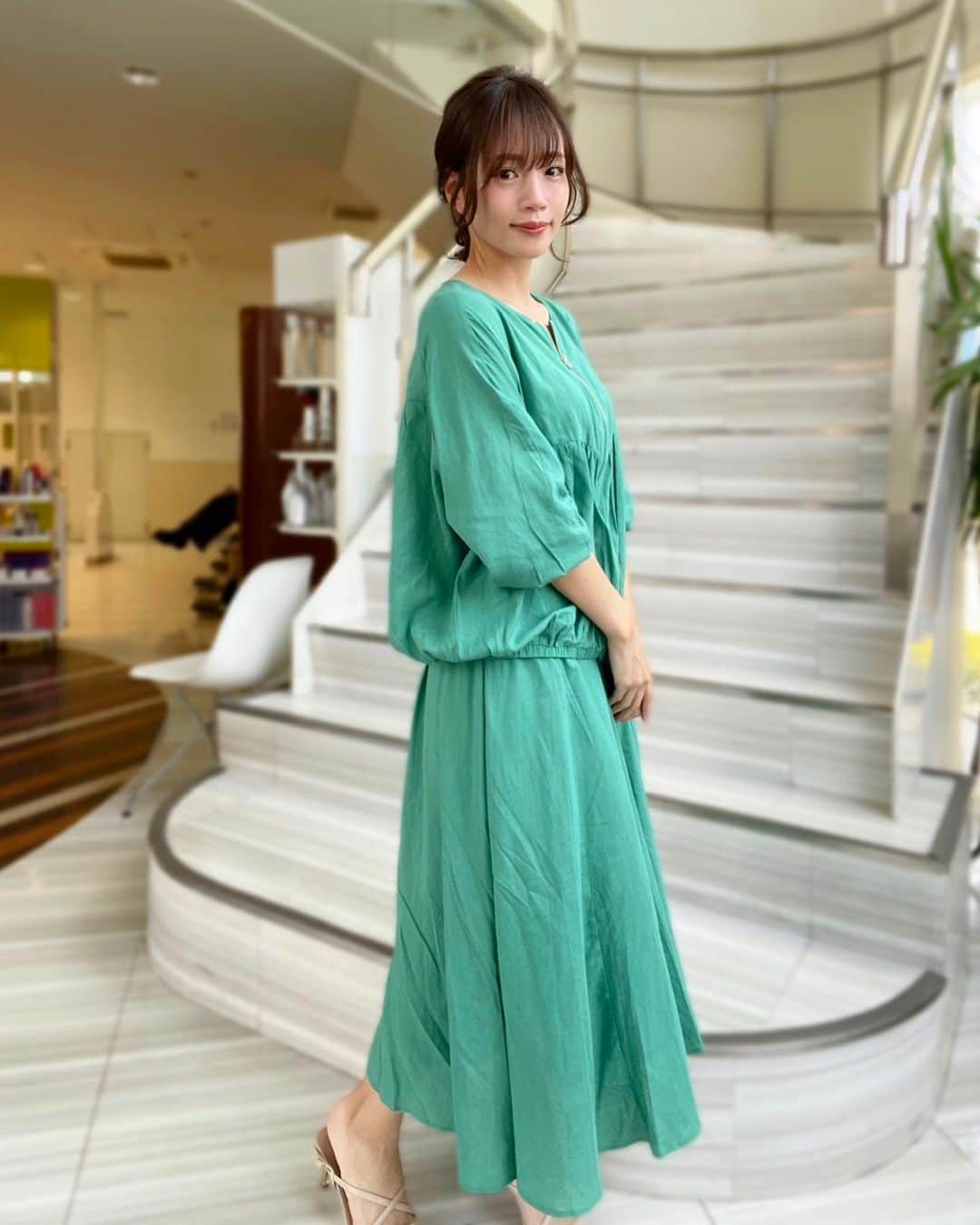 古田ちさこのインスタグラム：「@kuih_store コーデ ❥❥❥  夏素材のブルゾンとお揃いのスカート🌻 スカートは色違いで2色選んだよ😉  グリーンは差し色になるし エクリュは持ってるトップスに何でも合う !  軽い✨通気性良し✨着心地抜群です🎐  セットで着るとワンピースみたいだよね🫛 楽ちんでゴルフ帰りに着る機会が多そう 🚗💨  ちなみに今GW限定のセール中です🛒✨  4/28に行われていたインスタライブでセール商品に使えるクーポンを紹介しているのでアーカイブから探して使ってね ⸝🎟️  可愛いヘアアレンジはサロン撮影で @j__sure_toda さんにしてもらったよ♡  #kuih #クイ #kuihスト #kuihst  #大人カジュアル #大人コーデ  #きれいめカジュアル #時裝」