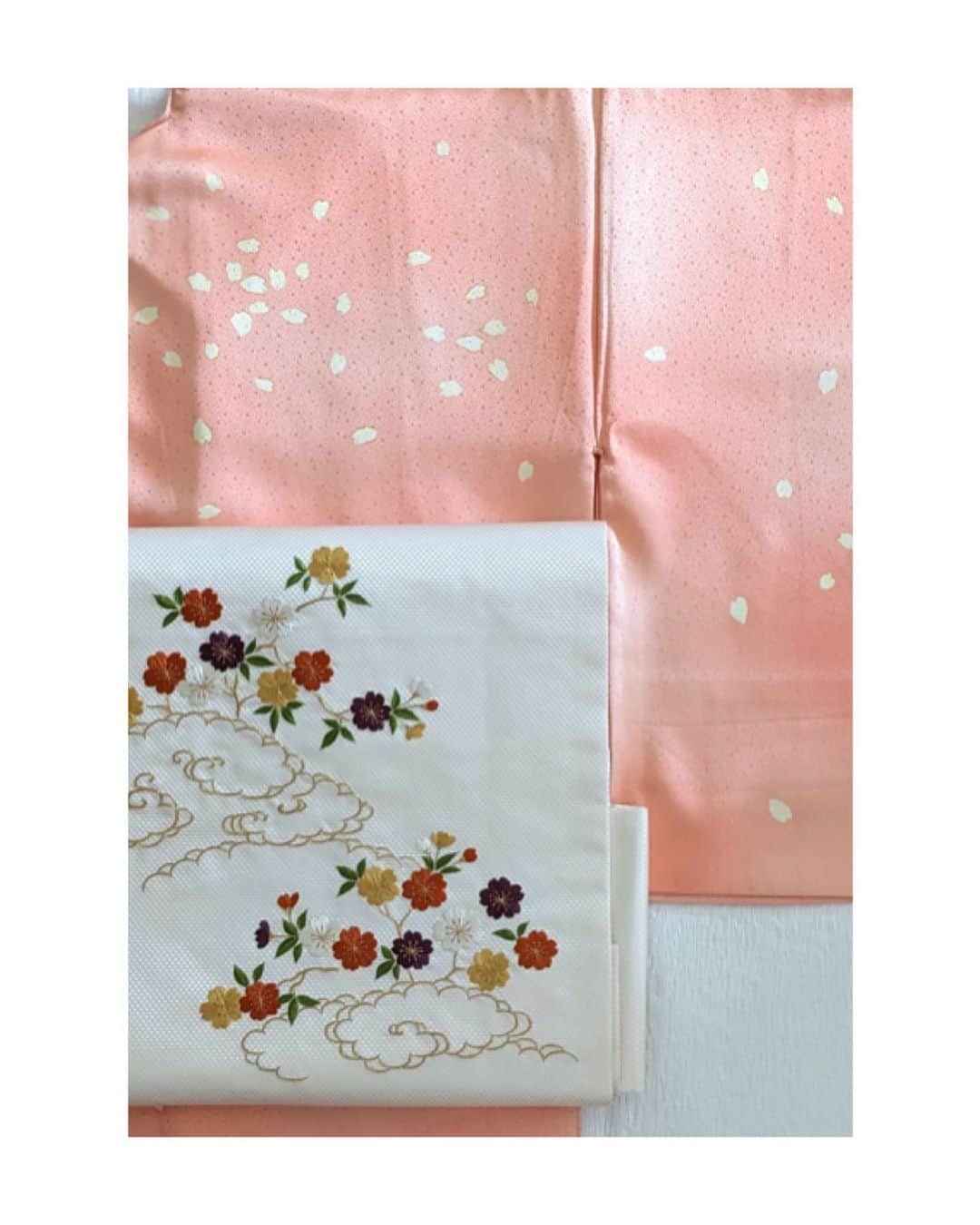 のインスタグラム：「桜のお柄のコーディネート🌸 に志田さんのエッセンスが詰まっている帯です。 お気に入りです。 お着物、帯ともに 呉服に志田さんです。 #kimono #kimonocordinate #japanesekimono #japanesetradition #beautifultradition #lovekimono  #instakimono #기모노  #お着物 #お着物コーディネート #着物コーディネート  #袷 #袷の小紋 #小紋コーディネート  #桜のお着物 #🌸  #名古屋帯 #呉服に志田 さん #亜紀の和装記録」