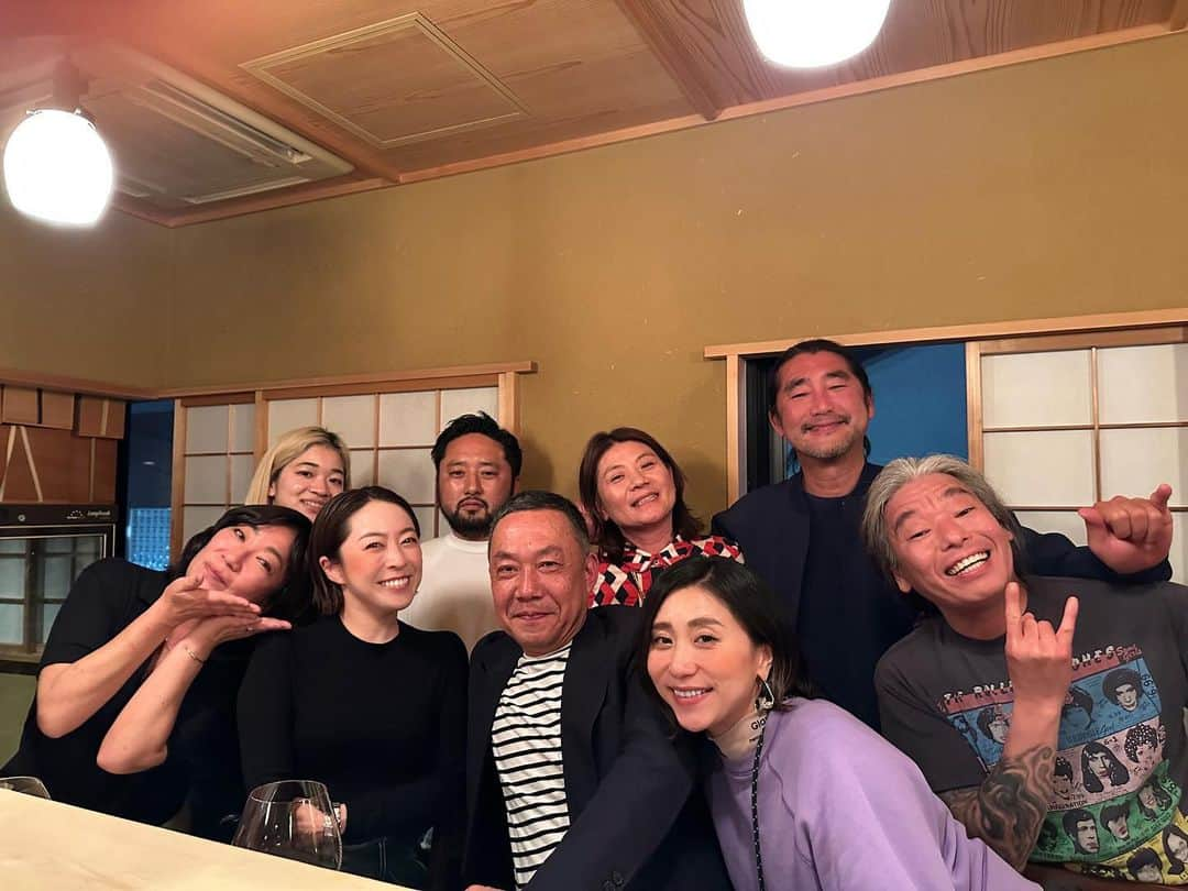 Yukari Imaiさんのインスタグラム写真 - (Yukari ImaiInstagram)「大好きな多仁本さんで会社のみんなが4人でお祝いしてくれるということで、扉を開けたら😱 お店に尊敬する先輩達が😱💦 驚きで言葉を失いました😂  かっこよくて、優しくて、 余裕があって、外見も内面もオシャレで、素敵な先輩達。 心から尊敬し、一生背中を追いかけて学びます✨🥹  企画してくれた、桂一さん、かっしー、りずなちゃん、ボブありがとう✨😊  久しぶりのカラオケも楽しかった〜😆😆😆  楽しくて笑まくり、美味しすぎるお誕生日会🥹✨ 本当にありがとうございました！！！  大好きです🥹🩷  @pug_lyra_pug  @kiho  @hiroyuki.watanabe  @t.cutters.v_v  @keiichinitta  @k_mich  @rizna_i_wa  @bobtokyo   多仁本さんいつも美味しいお料理ありがとうございます😚✨✨✨✨」5月4日 9時58分 - yukari_magnese