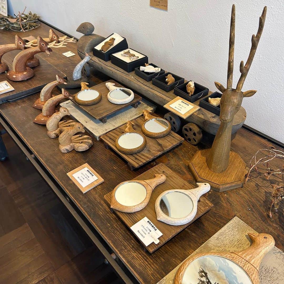 手紙社のインスタグラム：「【4/27-5/15 KIYATAミニフェア「KIYATAの庭」at 手紙舎 文箱】  本日5/4(木)は、即売作品の追加日。木の温もりを身近に感じる木彫り小物の数々が並んでおります。  覗いてみたらいつもより素敵な笑顔になりそうな手鏡やドレッサーミラー、凛とした雄鹿のアクセサリースタンド、自然豊かな信州のインテリアにもぴったりなフック。どの動物もキュッと上がった口角がまるで笑っているようでとてもかわいいんです。また、KIYATAさん（@kiyataforest）の世界を身につけていたい方には木彫りのブローチも。爽やかなこの季節の服装にぴったりですね。  新緑の中、お散歩がてらお立ち寄りください。かわいい動物たちとお待ちしています。  店内の作品は「即売の木彫小物（毎週木曜に追加されます）」、「抽選販売（会期後5月末お渡し）」、「抽選受注品（11月末お渡し）」と3種の方法で販売・受付をしております。お申込は店頭にご来店の方のみとさせていただいておりますのでご了承ください。  ==============  ◎作品ラインナップ  【抽選作品（第3希望までお申し込みいただけますが、当選はお一人様1点まで）】  ◎一点物　＊抽選販売 会期終了後のお渡し ムササビシャンデリア ◎ランプ　＊抽選受注品 ゾウランプ／ウサギランプ／トリ飛行機ランプ　ウサギ／トリ飛行機ランプ　クマ／エイ飛行機ランプ／クジラランプ／ムササビランプ／ブラサガリナマケモノランプ ◎掛け時計　＊抽選受注品 森の主時計／ナマケモノ時計（小鳥付き）／トリ時計／シロクマ時計／クマ時計／キツネ時計／野ウサギ時計／ラッコ時計（ホタテ付き） ◎置き時計　＊抽選受注品 ロバ置き時計／野ウサギ置き時計／セイウチ置き時計（小鳥付き） ◎その他　＊抽選受注品 野ウサギ壁掛けミラー ◎バスケット　＊抽選販売 会期終了後のお渡し ツバメバスケット／カワウソバスケット／ウサギバスケット／オオカミバスケット／クマバスケット／リス刺繍バスケット／キツネ刺繍バスケット  - - -  【即売作品（お一人様2点まで）】  ＊毎週木曜（4/27、5/4、5/11）の３回に分け、限定数の販売となります ◎ブローチ 木彫ブローチ ◎鏡 トリ手鏡／ウサギ手鏡／ トリドレッサーミラー ◎フック ダチョウフック／シカフック／リスフック／シカフックL ／シカアクセサリースタンド  – – –  【プロダクト作品　＊購入制限なし】 刻印ブローチ／お皿／手ぬぐい／鋳物の獣（金属アクセサリー）／グラス／スタンプ／マスキングテープ  - - -  ＊ランプ・バスケット・時計などの木彫作品は、展示期間中の抽選販売です。会期中はいつでもお申し込みいただけますので、ご都合に合わせゆったりとお越しくださいませ。 ＊ご来場にあたり、事前のお申し込みは不要です。 ＊5/4(木)、5/11(木)の木彫小物追加日は、9:45の時点でお集まりの方の中で個展会場案内順のくじ引きを行います。　　 ＊店舗駐車場は10台の用意がございますが、満車となる場合もありますことをご了承ください。あわせて公共交通機関のご利用のご協力もお願いいたします。  【KIYATAミニフェア「KIYATAの庭」 at 手紙舎 文箱】 期間：2023年4月27日(木)〜5月15日(月) 　＊火・水定休（祝日は営業/翌日休）＊5/1(月)は振替休業 時間：10:00-16:30（16:00 LO） 会場：手紙舎 文箱（長野県松本市浅間温泉1-30-6） 駐車場：10台 問合せ：0263-87-2716  #手紙社 #手紙舎 #手紙舎文箱 #文箱 #tegamisha #松本 #浅間温泉 #KIYATA #木工 @kiyataforest」