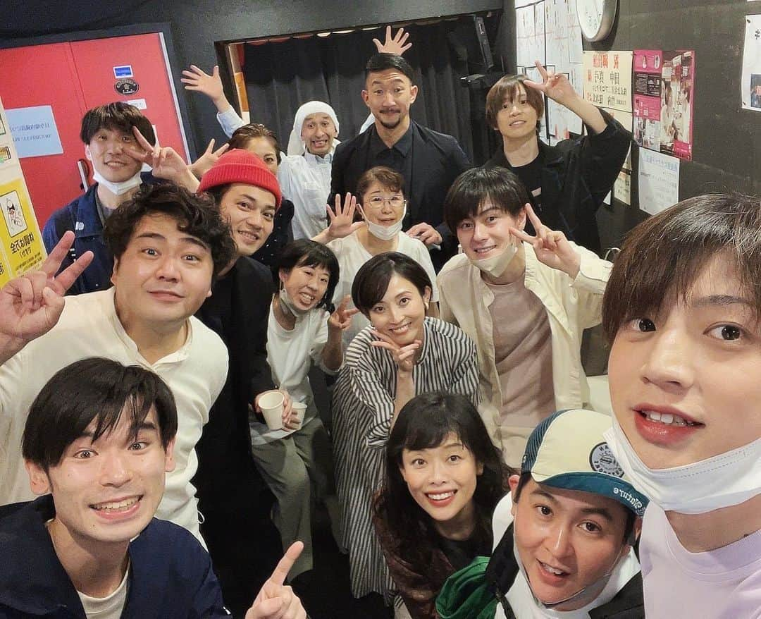 福田ゆみさんのインスタグラム写真 - (福田ゆみInstagram)「無事、初日幕開けしました。 満員御礼の中で迎えられた初日✨ 嬉しかったなー🎵 本日、18時開演。 当日券も数枚でます✨ では、行ってきます♪  #東京マハロ #母も宇宙もフェミニストも  #シアタートップス #矢島弘一 #福澤重文 #荒木健太朗 #松村龍之介 #反橋宗一郎 #小林美江 #岡元あつこ #加藤美佐江 #宮下貴浩 #春木生 #福田ユミ #西野優希 #輝山立 #田中真弓」5月4日 10時03分 - yumifukuda0511