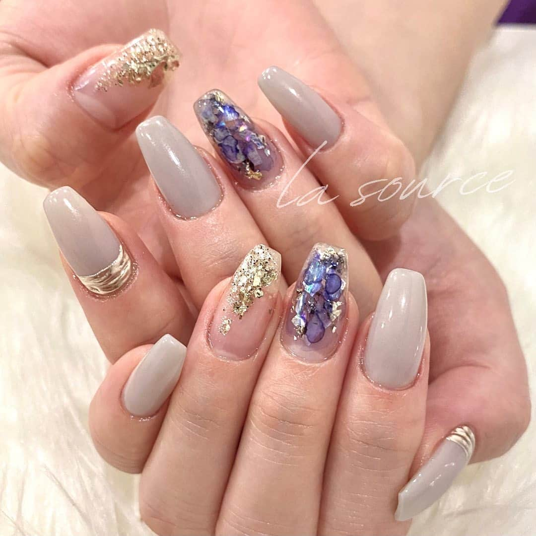 Mihoのインスタグラム：「.  去年よく出てたなぁ💜  #梅雨ネイル #紫陽花 .  .  .  .  @la.source_nail  .  ◆住所 〒650-0011 兵庫県神戸市中央区下山手通2丁目12-7 ダイキホームビル2階　203 ◆電話番号 078-600-2382  https://nailbook.jp/salon/20720   .  #lasource#シンプルネイル#オフィスネイル#ネイル #ニュアンスアート#ジェルネイル #ネイルアート #ネイルサロン #ネイルデザイン #三宮フィルイン #春ネイル  #フィルイン#神戸#美甲#美甲設計  #ニュアンスネイル　#サンプルチップ #神戸ネイル #神戸ネイルサロン #三宮ネイルサロン #三宮ネイル#元町ネイルサロン #トアロード　#三宮　#nail #nailart #ドライフラワー　#インテリア」