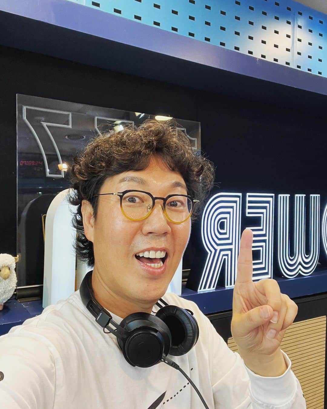 のインスタグラム：「동시간대 1위, 대한민국 전체 2위! #김영철의파워fm 1년에 4번 나오는 청취율조사. 1라운드 결과나옴!  우선 청취자 우리 #철가루 에게 진심 진심 진심 감사. 많이 들어주니 내가 더 신나죠!  그리고 우리 제작진 “아… 원고 쓰느라 바쁘고 난 그걸 읽고 살리기 바쁜, 늘 원고 양도 많지, 코너도 많지.👍  또 게스트분들 모두모두 생방에 녹음코너도 그렇고 이른 아침 감사하고요  마지막으로 우리 용호 매니저👏 단 한번도 늦지않고 (올림픽대로 사고와 폭우때 2번 전화연결 오프닝을 제외) 제 시간에 와서 생방하는거 다 너의 부지런함도 큰 몫을 했단다.  진짜 마지막으로 영철이!!! 어직 한번도 하기ㅜ싫었던 날 없고 일어나기 힘들었던적 없었던거 아주 칭찬해❤️」