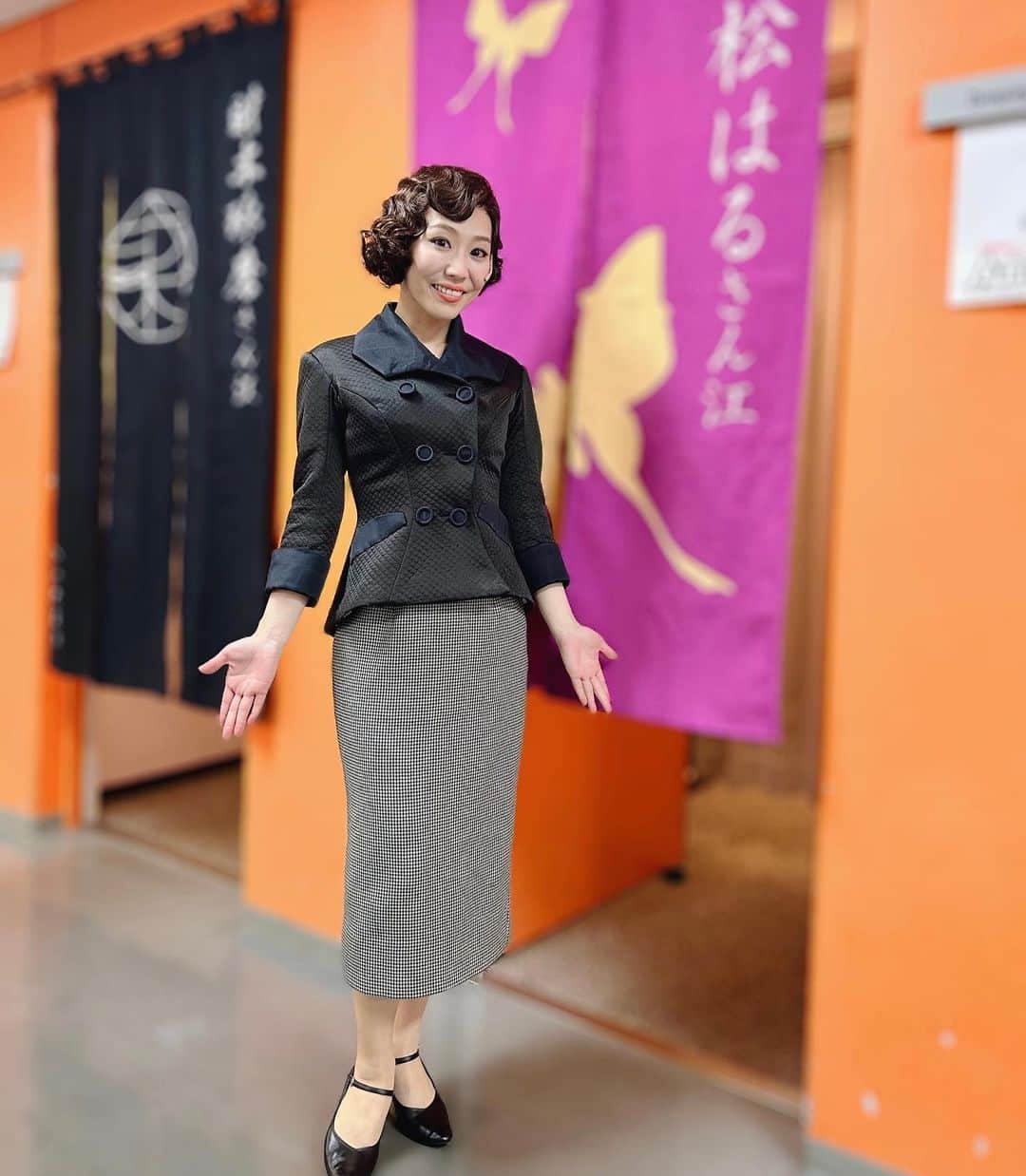 笠松はるのインスタグラム：「🐕🐩🪣🧹 ⁡ 丸美屋食品ミュージカル『アニー』 ⁡ グレースのお衣装、フルバージョン復活に伴い また一点増えました💕 ⁡ 90分バージョン 2年目の時に 白いドレスと最後のゴールドのお衣装が追加になったのですが、 ⁡ 今年はこの千鳥格子のタイトスカートが 追加になりました✨ フルバージョンの復活と共に グレースのお衣装も無事に全部復活☺️👏 ⁡ 朝月真次郎先生のお衣装はラインが美しくて素敵ですよね。 ⁡ ⁡ 今日も 12時🧹/16:30🪣 の2回で本日お待ちしております！ ⁡ ⁡ ⁡ ⁡ ⁡ ⁡ ⁡ ⁡ ⁡ ⁡ ⁡ ⁡ ⁡ #アニー #annie #アニー2023 #笠松はる #グレース #ミュージカル #俳優 #女優 #歌手  ⁡ ⁡ ⁡」