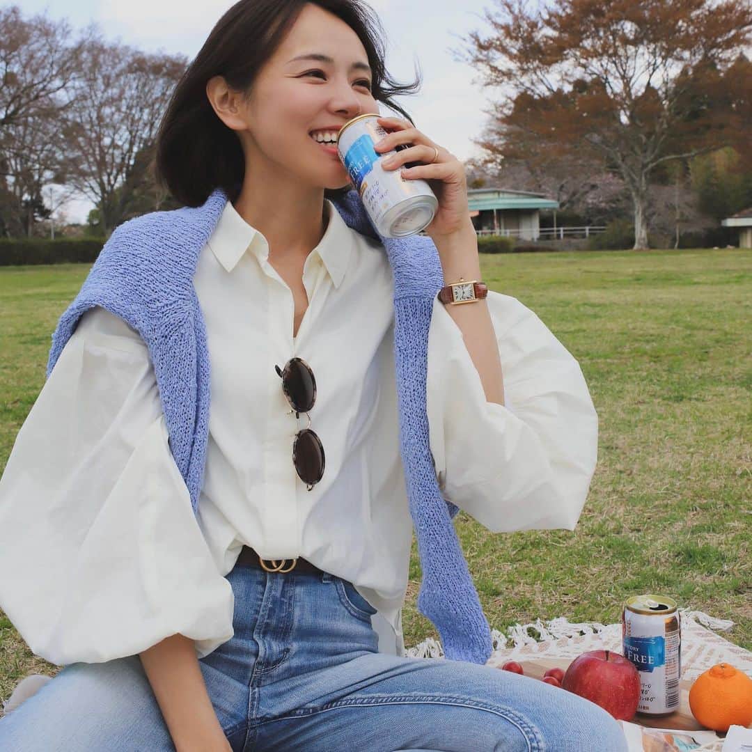 小松あやのインスタグラム：「.  サントリーのオールフリーアンバサダーとして活動しています 　 毎年この時期思うけど、暑くもなく、寒くもなく、一年のうちでこんなにも過ごしやすいのってホントこの数週間だよね😩？まるこげの季節が到来する前に、思う存分あそばなきゃ🔥←  　  ということで、この日は家族でドライブがてら、千葉の昭和の森公園までピクニックに🍔日差しもちょうどいい感じで、風が気持ち良くて、てゆうかあまりの気持ちよさに調子乗って歩き回ってたら汗だくになってきて（汗かきじゃなくて代謝がいいんです🤗）、思わず１枚脱いじゃったよね。 歩き疲れて、娘と遊び疲れて、乾いた喉にはやっぱりコレでしょ🍻  オールフリー🫶🏽⸒⸒夫と乾杯したあと、グビっ！！なんだろう、このシチュエーションに、この喉越し！！！これってビール以外では味わえないから不思議よね😮‍💨幸せの瞬間。  　  　  もう続けて2年ぐらいかな。うちは普段の晩酌時も基本はノンアルなんだけど、おでかけの時は車の運転もあるし、娘をみなくてはいけないので、なおさらノンアルビールが大活躍しちゃいます。  みなさんも、お出かけはオールフリーを楽しんでみてね😎 　 　 #昼オールフリー部 #ノンアル曜日 #ノンアル #ノンアルコールビール #ノンアルコール #ランチ #ALLFREE #糖質ゼロ #アルコールゼロ #カロリーゼロ #昼飲み #おでかけ #ピクニック」