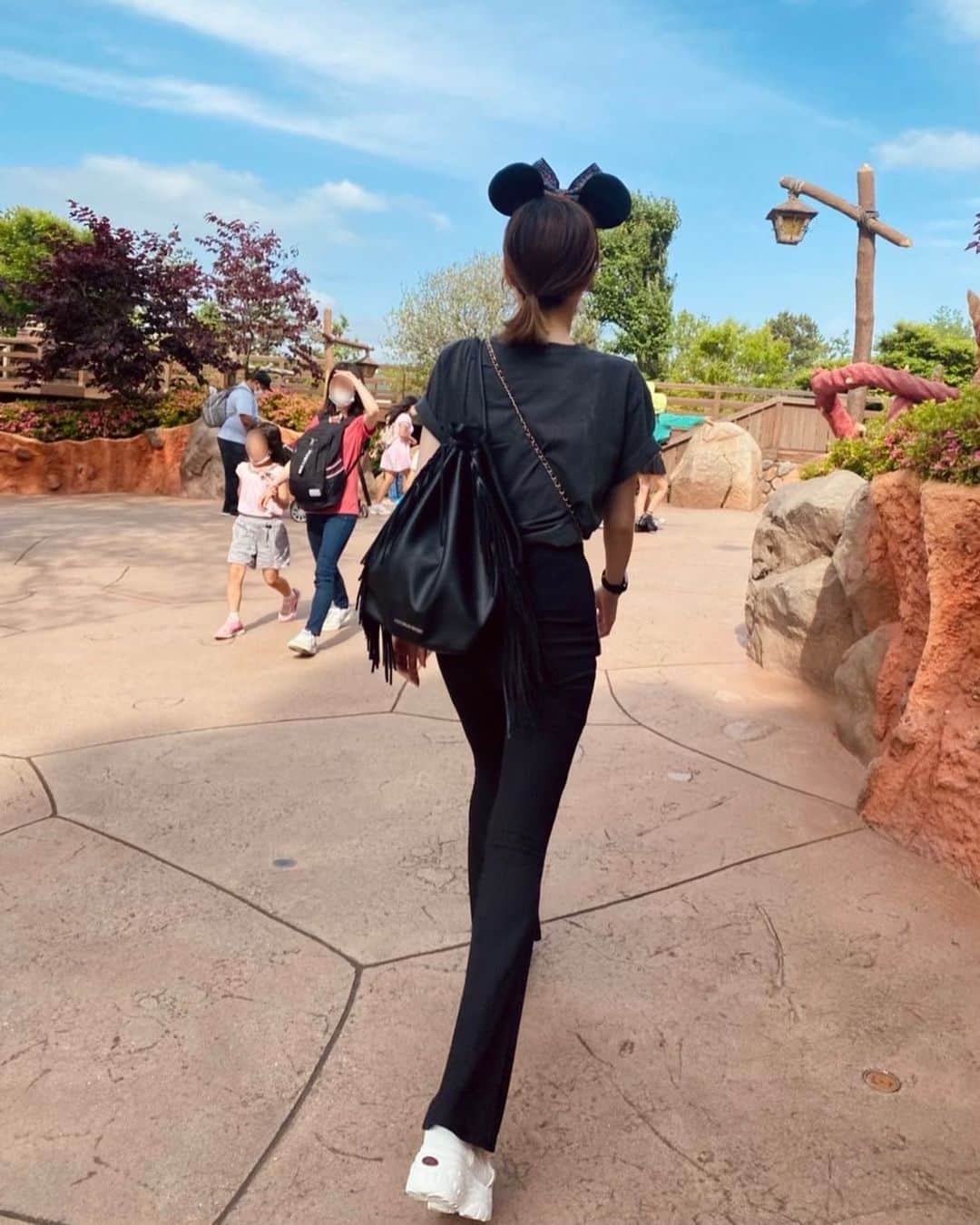 南キカのインスタグラム：「🐭 実は載せてない過去集載せてきます🫶🏻 #過去集 #夢の国 #厚底スニーカー 👟」