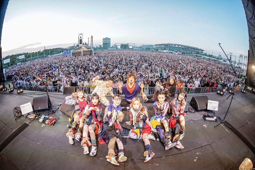 山口隆のインスタグラム：「JAPANJAM。忘れられないライブになりました。  ロックンロールってのは、パンクロックってのは、ソウルミュージックってのは。 それが必要な時、みんながそれを望んだ時、必ずミラクルをおこしてくれるんだ。 BiSHのみなさん最高でした！ 一緒にライブしてくれたキミ、最高でした！ ロックンロール！ 写真 @saru_camera @saru_0305  #BiSHが花束 #JAPAN_JAM2023」