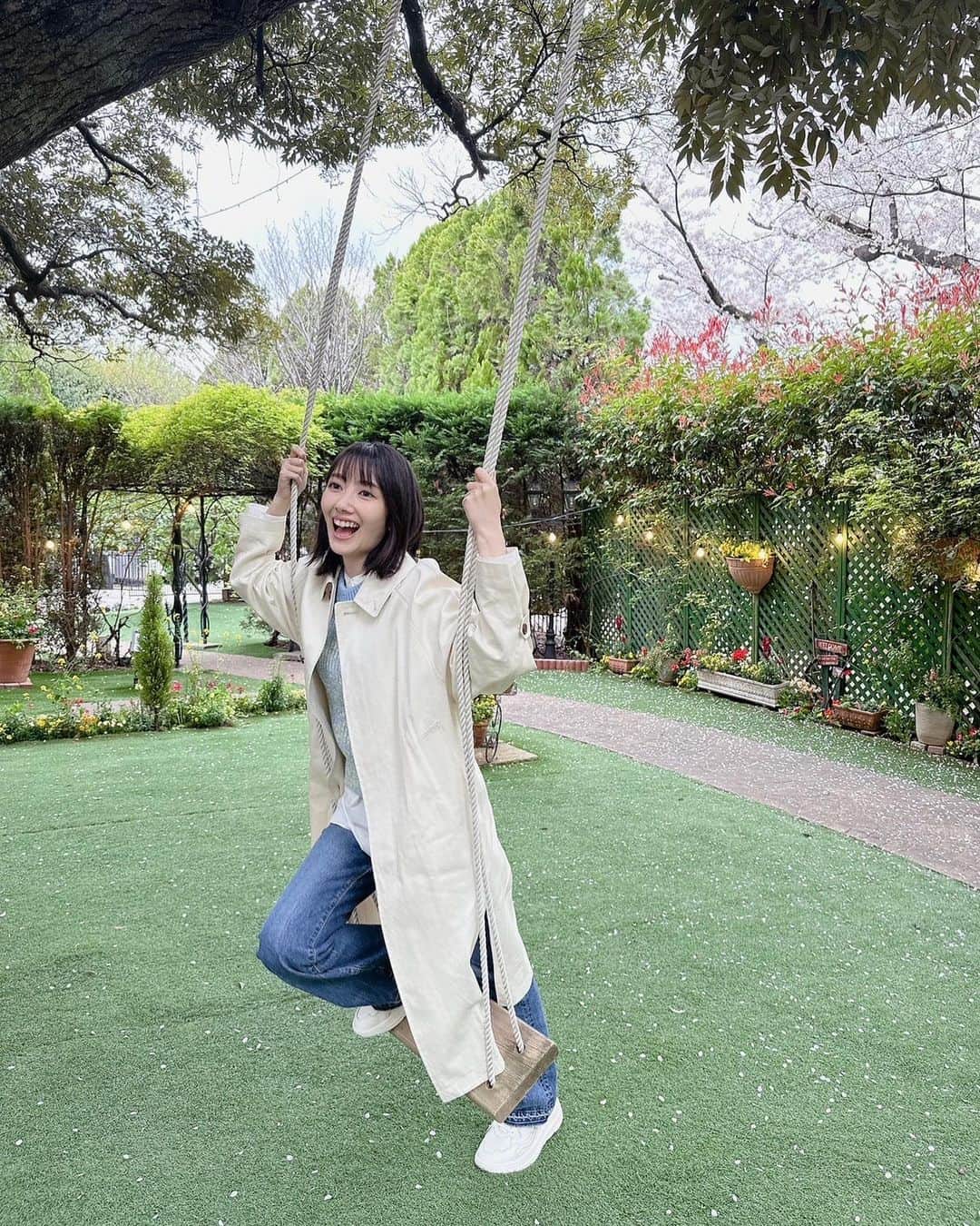 波瑠のインスタグラム：「第4話もありがとうございました！  ビアフェスタの現場に可愛いブランコがあって飛びついたのですけども。 調子に乗ると怪我したりさせたりするタイプなんで、ゆるやかに楽しみました。  来週もおたのしみにです！」