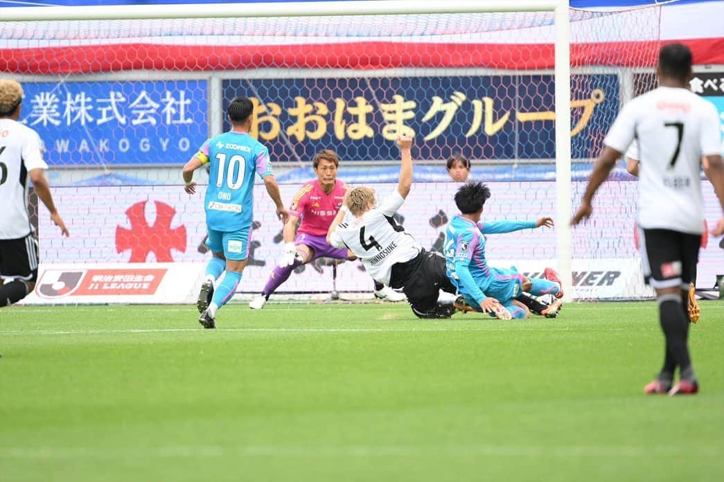 畠中槙之輔さんのインスタグラム写真 - (畠中槙之輔Instagram)「_ vs. Tosu  3-1 win○ 昨日も最高の応援でした🔥🔴⚪️🔵🔥 #マリノスファミリー #fmarinos #横浜Fマリノス #newbalance #ZAMST」5月4日 10時21分 - hatanaka_shinnosuke