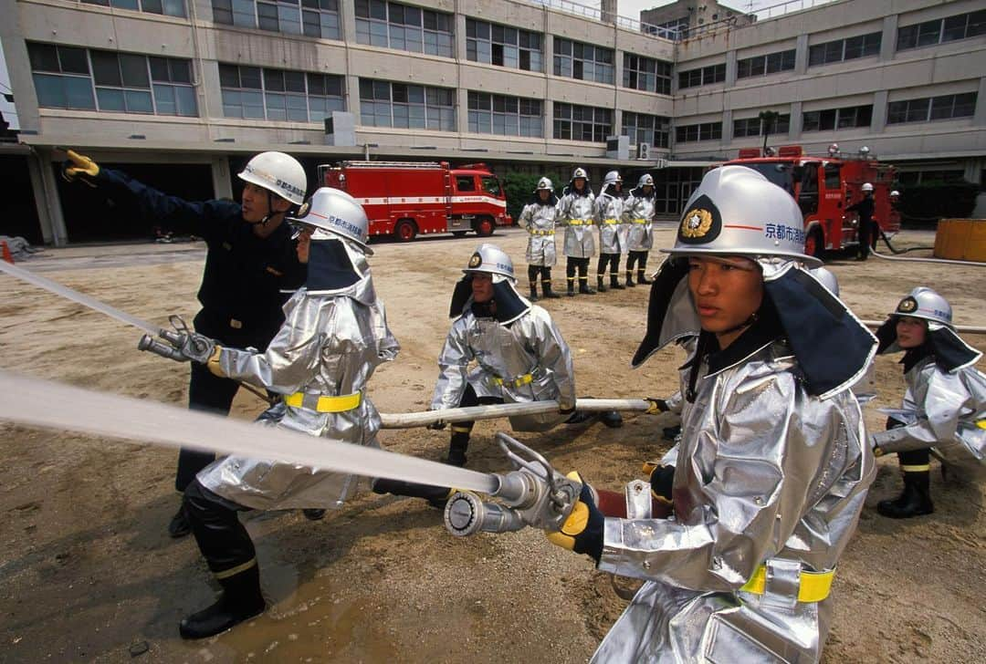 Michael Yamashitaさんのインスタグラム写真 - (Michael YamashitaInstagram)「Today is International Firefighters' Day observed annually on May 4 to remember those firefighter's who have died while serving their communities dedicating their lives to protecting the safety of us all.  Here are a few frames of Tokyo FD in action. I photographed them training for a Natgeo story on Samurai as it was the samurai  who were the firemen of Edo period Japan. Their turnout gear has got to be the coolest on the planet, their helmets and gear looking very much like samurai armor. #internationalfirefightersday #tokyofiredepartment #firefighter #firemen @ralston_engine_company_1 @brookside_engine_co._1」5月4日 10時23分 - yamashitaphoto