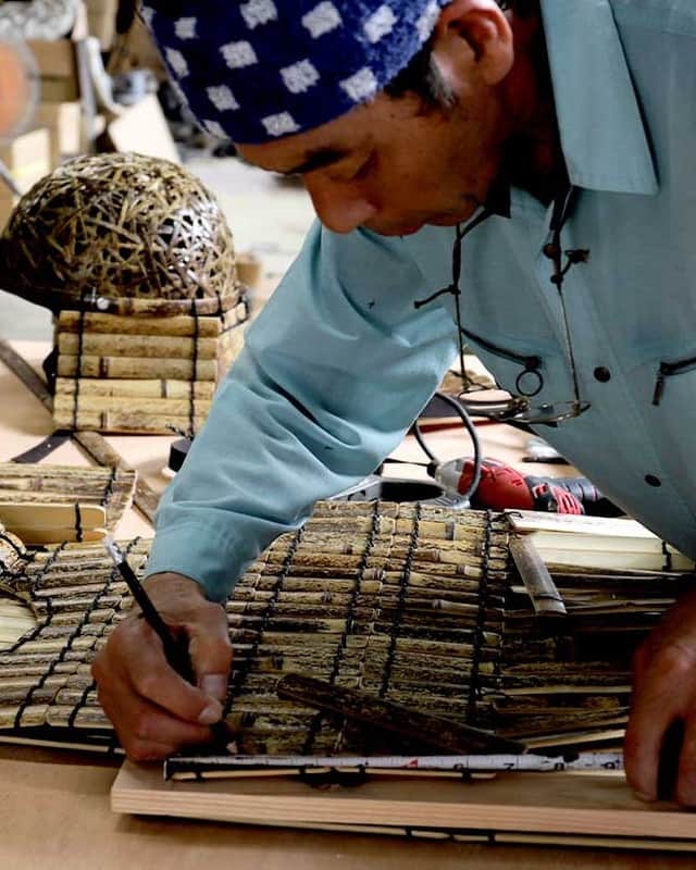 竹虎さんのインスタグラム写真 - (竹虎Instagram)「虎竹兜は、数年前に参戦したスペインでのボックスカートレース用に製作したものだ。何を隠そう高知特産の虎竹は、もともとは土佐藩山内家への年貢として献上されていた由緒正しい竹なので、この日本唯一の竹で兜と言えば初代藩主山内一豊公のものをモチーフにするのは当然のように思えた。こうして天守から眺める城下町に、これほど似合う兜はない。 . それにしても、再びこの虎竹アーマーで出陣する事があろうとは...。吹き付ける南風を頬に受けながら、虎竹アーマー製作に尽力してくれた竹虎職人たちを思ってみる。虎竹アーマーに使う兜は飾りではなく、実際に転倒しても安全なようにバイク用ヘルメットをペースしている。丸みのあるヘルメットをヤタラ編みで覆い、一豊公の兜の特徴的なデザインは細かい網代編みで表現した。鎧の銅部分は可動性を考えて虎竹を板状にした小さいパーツを繋ぎ合わせて製作している。自分の身体に合わせて調整しながらの製作なので、実はかなりの時間を費やして、職人には根気よく作ってもらった。 . こうして仕上がった虎竹アーマー、やはり何と言っても独特の虎模様が美しい。さて、今週末お招き頂くのは台湾で開催されるアジア太平洋ソーシャルイノベーションサミット2023。竹虎の職人がこだわった一領、保安検査場のセキュリティチェックが通れば、このまま飛行機に乗って行きたいくらいだ(笑)。 . #竹虎 #虎斑竹専門店竹虎 #山岸竹材店 #竹虎四代目 #TAKETORA #虎竹アーマー #竹 #bamboo #bamboocraft #虎竹 #竹 #武将 #鎧 #兜 #高知城 #山内一豊 #侍 #忍者 #エシカル  #サステナブル #Sustainable #持続可能 #台湾宜蘭県 #SDGs #循環再生不是夢 #亞太社會創新高峰會 #2023年アジア太平洋社会イノベーションサミット」5月4日 10時27分 - taketora1894