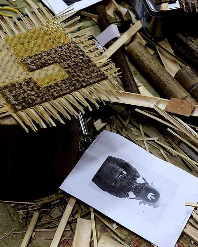 竹虎さんのインスタグラム写真 - (竹虎Instagram)「虎竹兜は、数年前に参戦したスペインでのボックスカートレース用に製作したものだ。何を隠そう高知特産の虎竹は、もともとは土佐藩山内家への年貢として献上されていた由緒正しい竹なので、この日本唯一の竹で兜と言えば初代藩主山内一豊公のものをモチーフにするのは当然のように思えた。こうして天守から眺める城下町に、これほど似合う兜はない。 . それにしても、再びこの虎竹アーマーで出陣する事があろうとは...。吹き付ける南風を頬に受けながら、虎竹アーマー製作に尽力してくれた竹虎職人たちを思ってみる。虎竹アーマーに使う兜は飾りではなく、実際に転倒しても安全なようにバイク用ヘルメットをペースしている。丸みのあるヘルメットをヤタラ編みで覆い、一豊公の兜の特徴的なデザインは細かい網代編みで表現した。鎧の銅部分は可動性を考えて虎竹を板状にした小さいパーツを繋ぎ合わせて製作している。自分の身体に合わせて調整しながらの製作なので、実はかなりの時間を費やして、職人には根気よく作ってもらった。 . こうして仕上がった虎竹アーマー、やはり何と言っても独特の虎模様が美しい。さて、今週末お招き頂くのは台湾で開催されるアジア太平洋ソーシャルイノベーションサミット2023。竹虎の職人がこだわった一領、保安検査場のセキュリティチェックが通れば、このまま飛行機に乗って行きたいくらいだ(笑)。 . #竹虎 #虎斑竹専門店竹虎 #山岸竹材店 #竹虎四代目 #TAKETORA #虎竹アーマー #竹 #bamboo #bamboocraft #虎竹 #竹 #武将 #鎧 #兜 #高知城 #山内一豊 #侍 #忍者 #エシカル  #サステナブル #Sustainable #持続可能 #台湾宜蘭県 #SDGs #循環再生不是夢 #亞太社會創新高峰會 #2023年アジア太平洋社会イノベーションサミット」5月4日 10時27分 - taketora1894