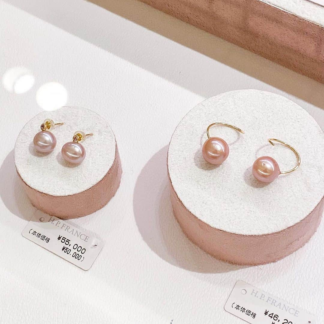 HANKYU.MODEさんのインスタグラム写真 - (HANKYU.MODEInstagram)「. MINIMUMNUTS POP UP STORE Until5/31 At 1F drama H.P.FRANCE @drama_hpfrance_umeda_  “気になる可愛さ”がコンセプトのジュエリーブランド「MINIMUMNUTS（ミニマムナッツ）」のポップアップストアを開催。ひとつとして同じ形のないケシパールやバロックパールをはじめ、定番の淡水パールやダイヤモンドを使用したジュエリーなど豊富にラインアップ。  詳しくはプロフィールURLをチェック！ @hankyumode  #MINIMUMNUTS #ミニマムナッツ #dramahpfrance #アッシュペーフランス #hankyumode #hankyu #阪急百貨店 #阪急本店 #うめはん #dramahpfrance #ケシパール #バロックパール #淡水パール #パールジュエリー #イヤカフ #ネックレス #ピアス #リング」5月5日 17時00分 - hankyumode