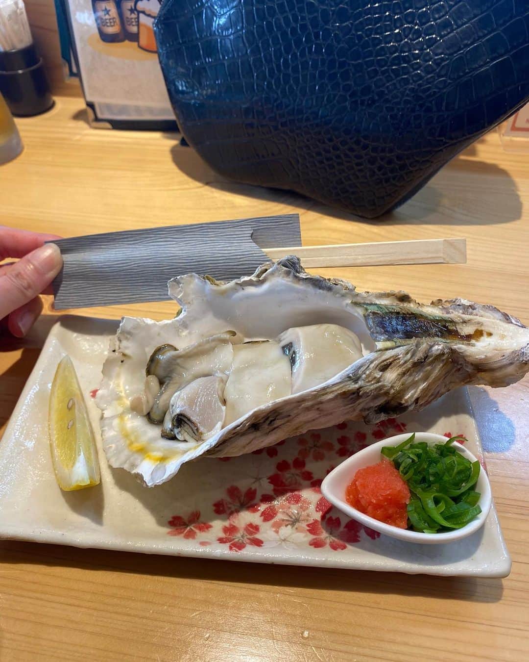 野本かりあのインスタグラム：「昨日食べた、隠岐の岩がき 大きかった‼️ 勿論、美味しかったのは言うまでも無い❣️ カンパチのハラミ、うざく、白バイ貝の塩焼きも絶品でした。  #初音寿司」