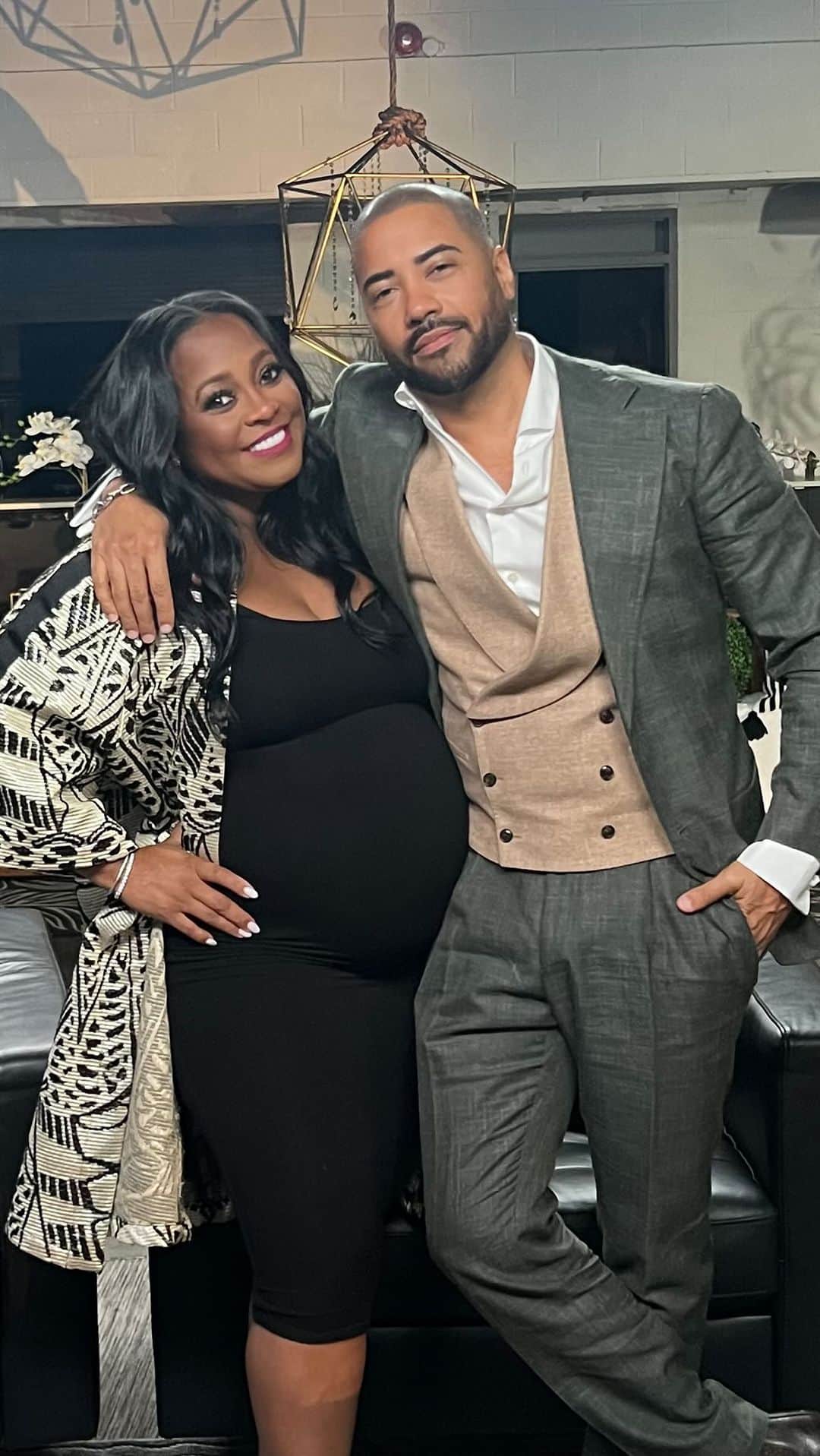 ケシア・ナイト・プリアムのインスタグラム：「Clearly we shot this Afterparty BEFORE our son arrived!! Tune in now to @lifetimetv for a special hour long #MarriedAtFirstSight #Afterparty with my very special co-host & sexy husband @mrbradjames !! ❤️  Hair- @shornelll  Makeup & Stylist- @scoobiewest」