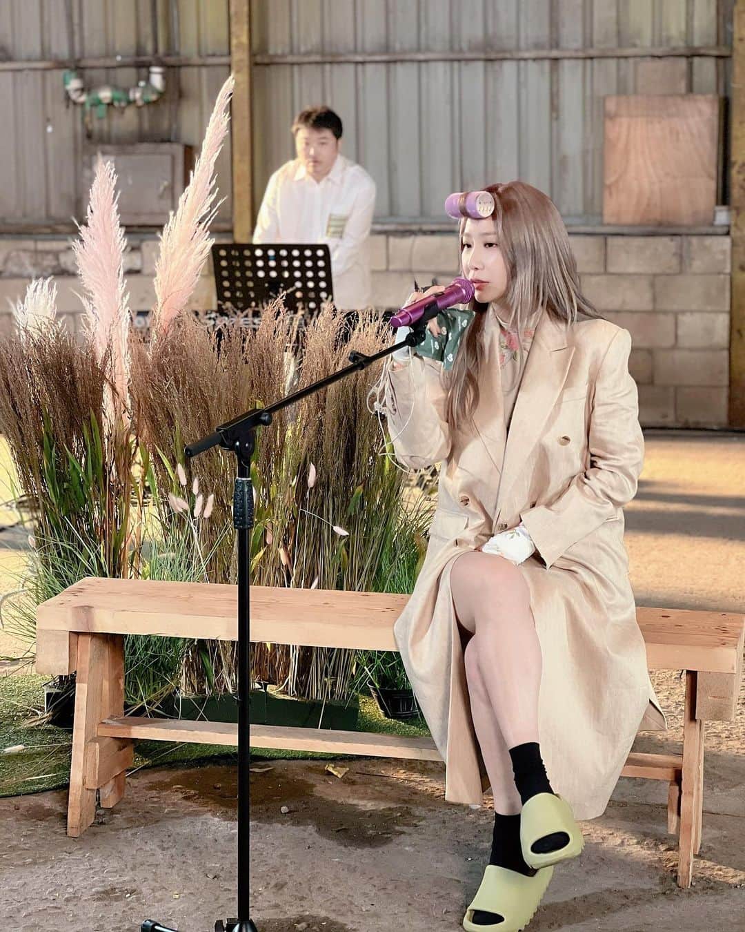 ジェアのインスタグラム：「이런 사진 져아 💜  몽베스트 ‘너를 축하해’ 최고였어요  풀 밴드로 처음 해서인 것도 있지만  무대를 너무나도 이쁘게 꾸며주셔서 맘 따뜻하게 노래하고 온 거 같아요 ^^ 아직 안 보신 분들 계시다면 꼭 들어보시구요 마음 따뜻해지세요 ❤️‍🔥 (저 인터뷰할때 표정 왜 귀여운 척이져? 🙀) 그리고! 오늘 또 영상이 올라옵니다 힌트:🍊 @montbest」