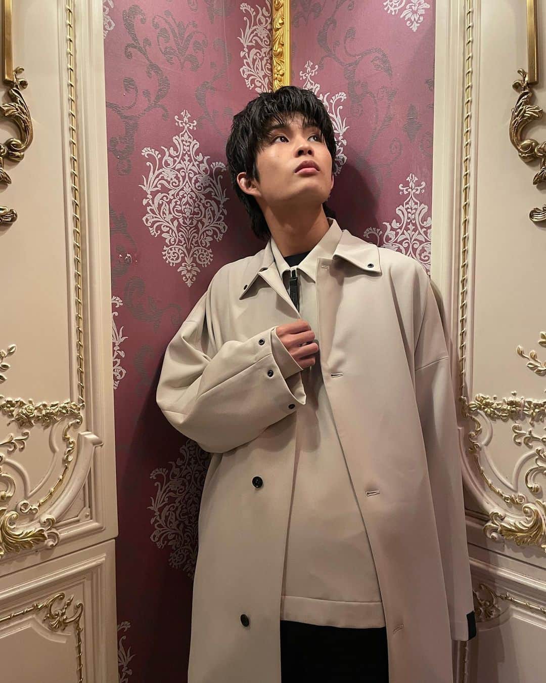 柊太朗さんのインスタグラム写真 - (柊太朗Instagram)「ヤングマガジンさんで  『推しメンFile 柊太朗』という ヤンマガさん初の男性グラビア企画に出させて頂きました！  本日2記事目が更新されました📸  色んな一面をぜひお楽しみいただければな！！と！！！  衣装 <ベスト屋外カット> ベスト、パンツ：@meagratia シャツ：@2ndexistence_official スニーカー：@pantofoladoro_jp  <不良カット> ネックレス：@dresshippy_official リング：@buff.official  <白ロングカット> コート、ジャケット：@studious_official  <袖ストライプカット> トップス：@studious_official   #ヤングマガジン  #柊太朗」5月4日 16時15分 - tar0tar0tar0shi