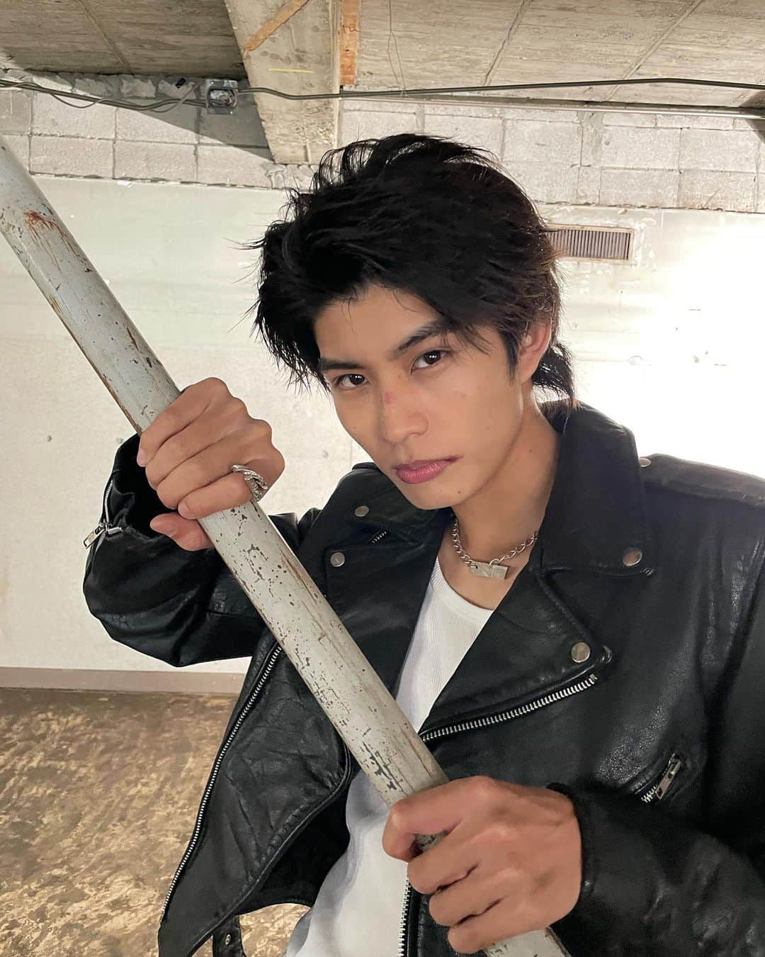 柊太朗のインスタグラム：「ヤングマガジンさんで  『推しメンFile 柊太朗』という ヤンマガさん初の男性グラビア企画に出させて頂きました！  本日2記事目が更新されました📸  色んな一面をぜひお楽しみいただければな！！と！！！  衣装 <ベスト屋外カット> ベスト、パンツ：@meagratia シャツ：@2ndexistence_official スニーカー：@pantofoladoro_jp  <不良カット> ネックレス：@dresshippy_official リング：@buff.official  <白ロングカット> コート、ジャケット：@studious_official  <袖ストライプカット> トップス：@studious_official   #ヤングマガジン  #柊太朗」