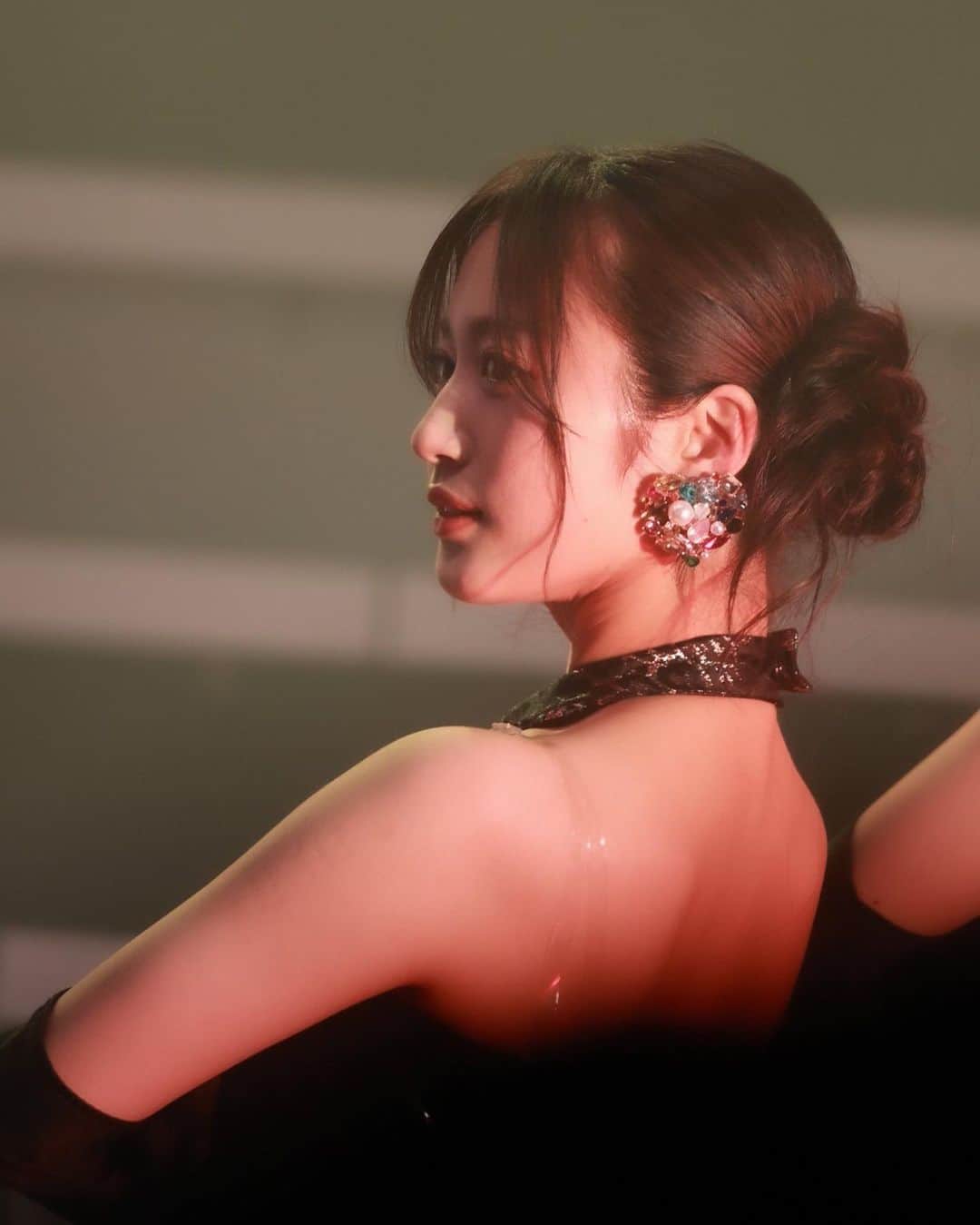 のインスタグラム：「今さら道頓堀  NMB48 LIVE 2023  ~轟けミックス! ~ で初披露させていただきました  初披露のために新衣装を作っていただきました📺  曲と同じように 少し昭和レトロ感があって とても美しいドレス…❤︎  衣装さんが沢山こだわってくださって、イヤリングも衣装の形もメンバーによって違う部分があります😌  ドレスの裾もそれぞれ色が違うんですが、、 私は黄色にしてくださってました💛  アレカラーですね🤫💛笑  #ちょっとずつ  #ライブ #振り返り #余韻がすごいもんで #ドレス #昭和 #昭和レトロ  #今さら道頓堀 #轟けミックス  #NMB48」
