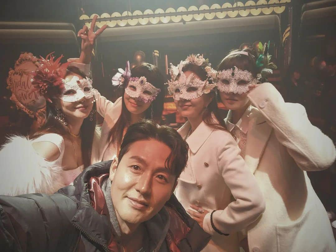 イ・ジョンジンのインスタグラム：「#가면의여왕 흥미진진 여왕님들 자 더 가즈아~~!!#채널A #netflix #maskofqueen」