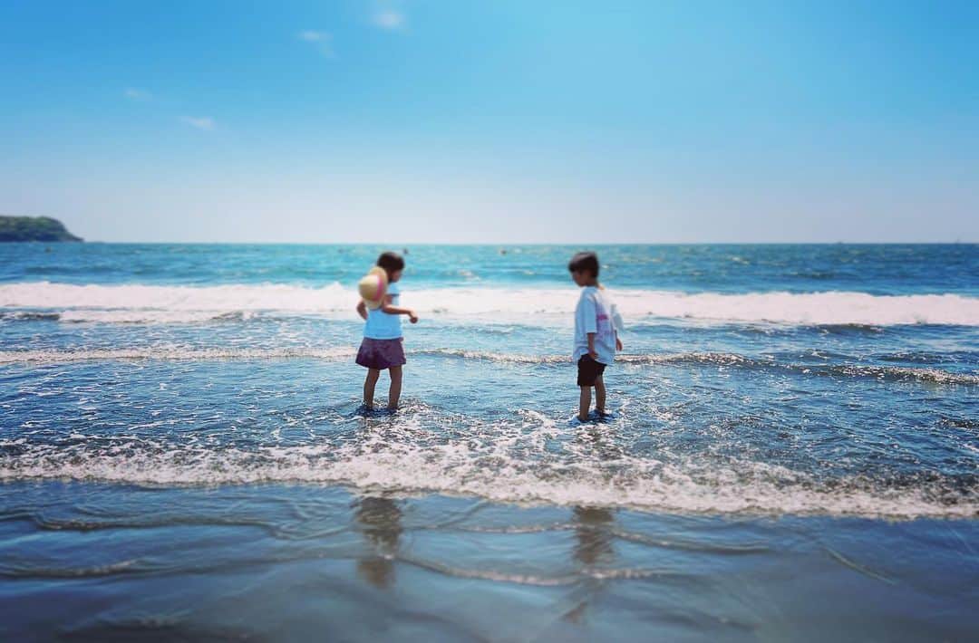 横尾初喜のインスタグラム：「青いなー！！ こん、こん。  #映画  #こんこん #長崎  #家族時間」