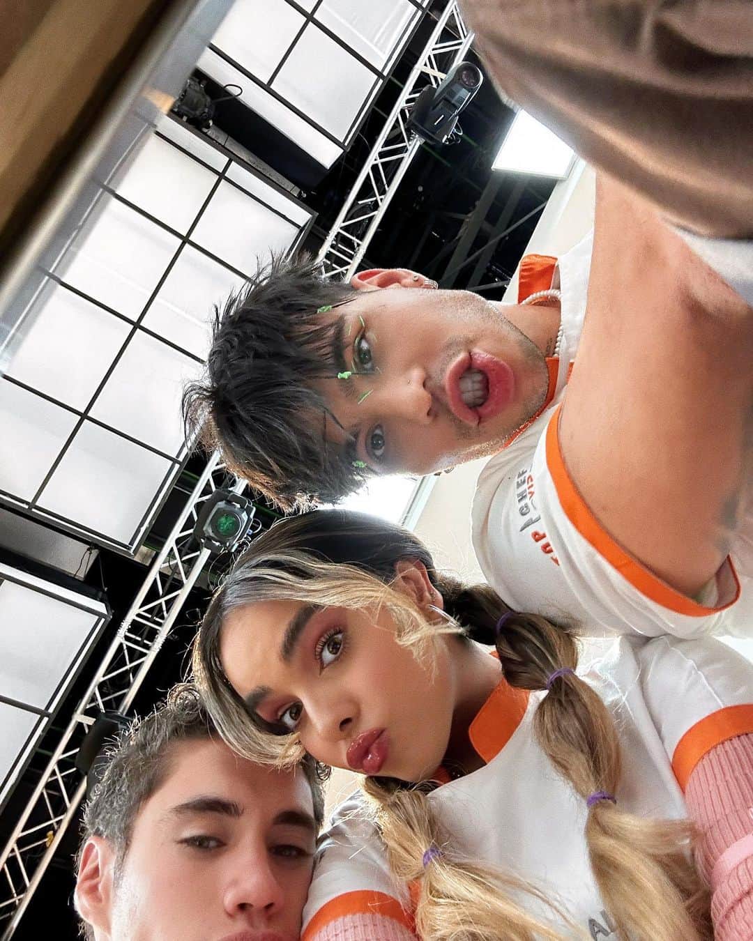 Sebastián Villalobosのインスタグラム：「HOY GANAMOS OTRO RETO EN EQUIPO DONDE APRENDÍ A HACER TACOS AL PASTOR @alanalliterass  @eduardobarquin 🥰🇲🇽 Y LUEGO CASI GANAMOS CON MI RAVIOLIS DE GANACHE DE CHOCOLATE 🍫🍝 VAMOS AVANZANDO 😍🍓🌮🍏 FELICIDADES POR LA INMUNIDAD @gabyspanictv 🫶🏼✨」