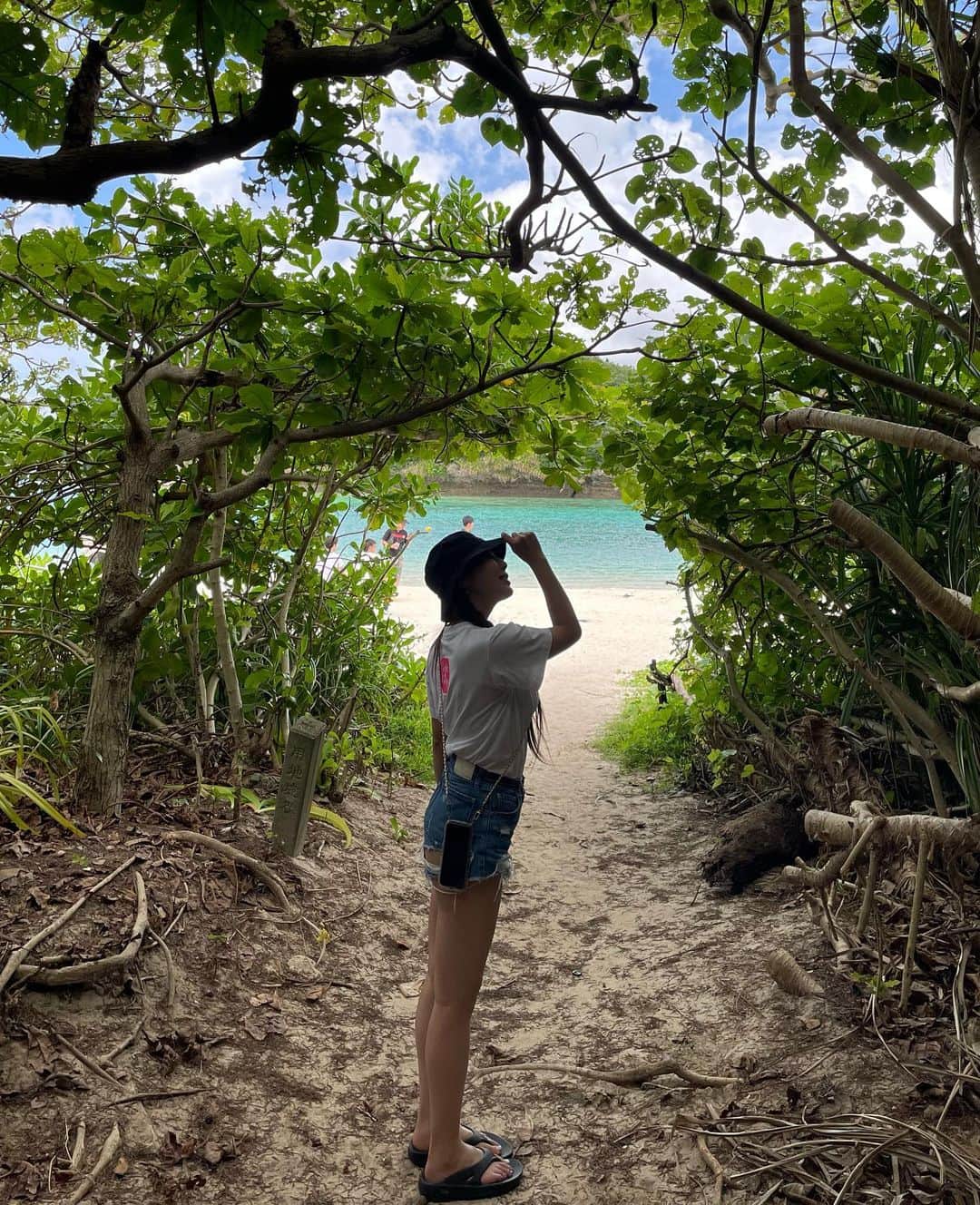 不二峰摩耶のインスタグラム：「ストレスフリーな3日間🌴🌈🌺🐃🍍 #石垣島#女子旅#お揃い#川平湾#キャバ嬢の休日 #ウミイキタイtシャツ」