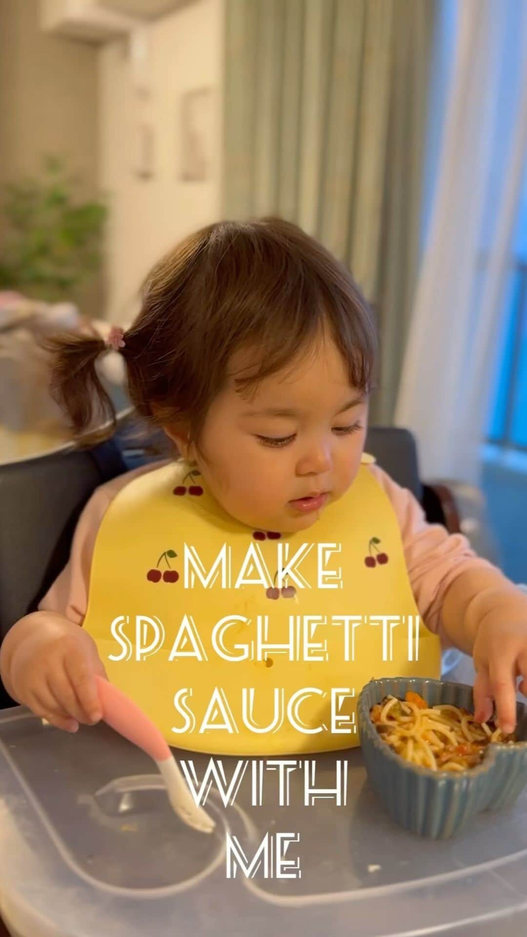 ノウィキ茉莉のインスタグラム：「Make Spaghetti Sauce with me! 🍝   1歳になって、 いろんな食材を食べれるようになったので 今回は大人のミートソースパスタを 取り分けてベビー用も作りました❣️  たくさんお野菜入れましたので 栄養たっぷり😋  ベランダで育ててるバジル🌿を 入れ忘れた〜(大人用に) 子供はいつからバジルあげていいのかな〜🤔  旦那も美味しいって言ってくれて 嬉しい〜🥰  #homemadebabyfood #取り分け幼児食 #取り分け離乳食 #離乳食 #乳児食 #1歳ごはん #離乳食後期 #離乳食完了期 #乳児食レシピ #babyfood #女の子ママ #女の子ベビー #親バカ部」