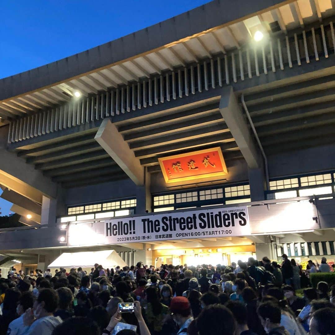 田中和のインスタグラム：「素晴らしかったです！武道館でこんな聴き応えある強かなライブがあったかなくらいの感慨深い宴でした。 自分のトランペット道が空白になった'83〜、ペイズリーのSGに魅了され、テレキャスターのパワーに圧倒されたStreetSliders。気が付いたら横浜教育会館の日、残念ながら見る事が出来ず悔やみました。 Angeldusterが大好きだったクラいバンドマン(笑)聴けて良かった。 久々に艶出し王子アベさん(マスタリングエンジニア)と。 ありがとうございました！ #streetsliders」