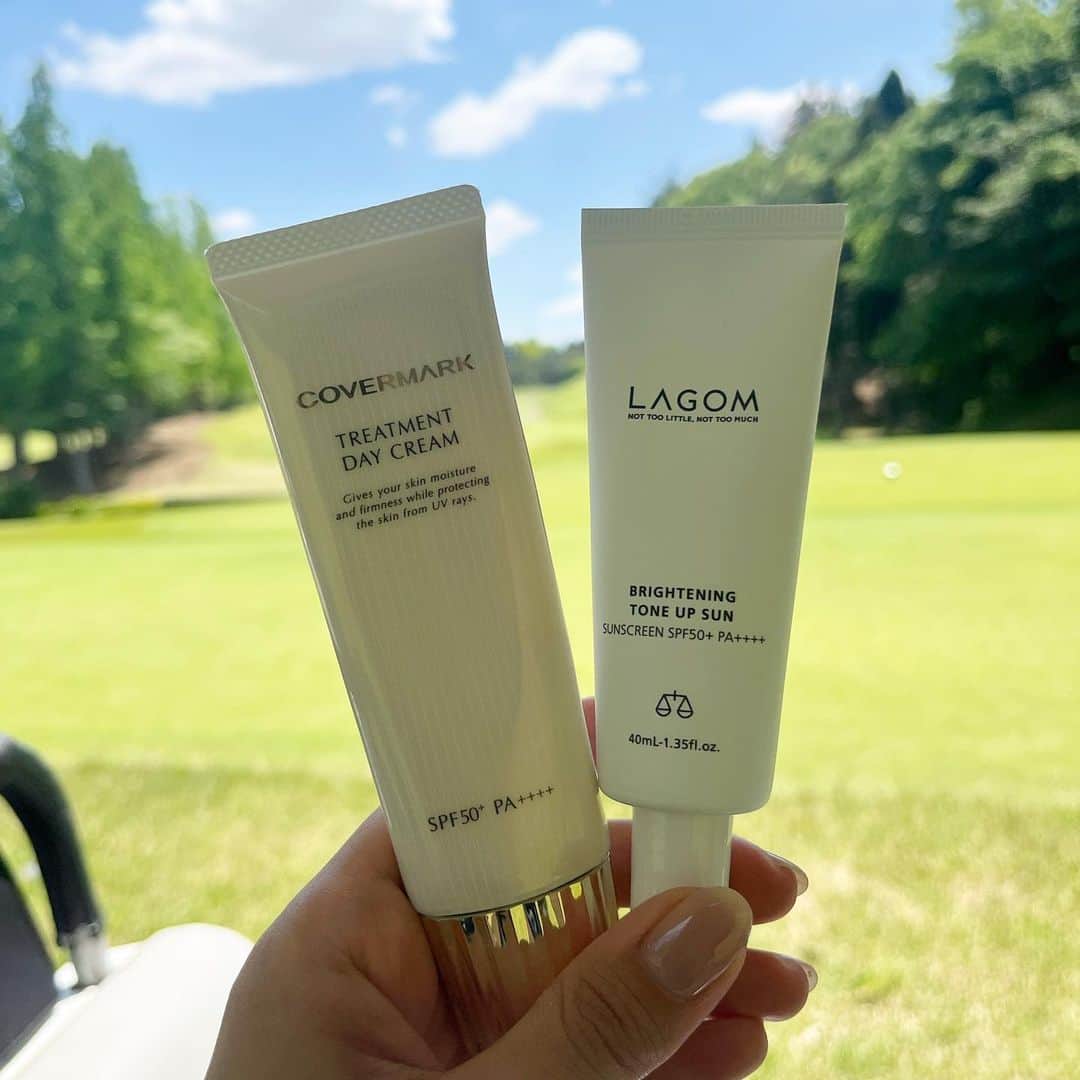 のインスタグラム：「初夏の日焼け対策は...  @covermark_jp  ・TREATMENT DAY CREAM 日中用のスキンケアクリーム。 SPF50+、PA++++で紫外線をしっかりカットしながら、ふっくらとハリ感のある肌へと整えてくれる。  @lagom_tokyo  ・トーンアップサン UVクリーム ピンクのニュアンスカラーで、素肌の色むらをカバーしながら、さりげなくトーンアップするUVクリーム。メイク下地としても使えるし、 クレンジング不要で洗顔料でOKなのも良いです♪  地味にホクロやシミが出来始めていて気になっているので、 ゴルフなど屋外でのスポーツや、アウトレジャーをする際は特に念入りに日焼け対策していきましょ😎」
