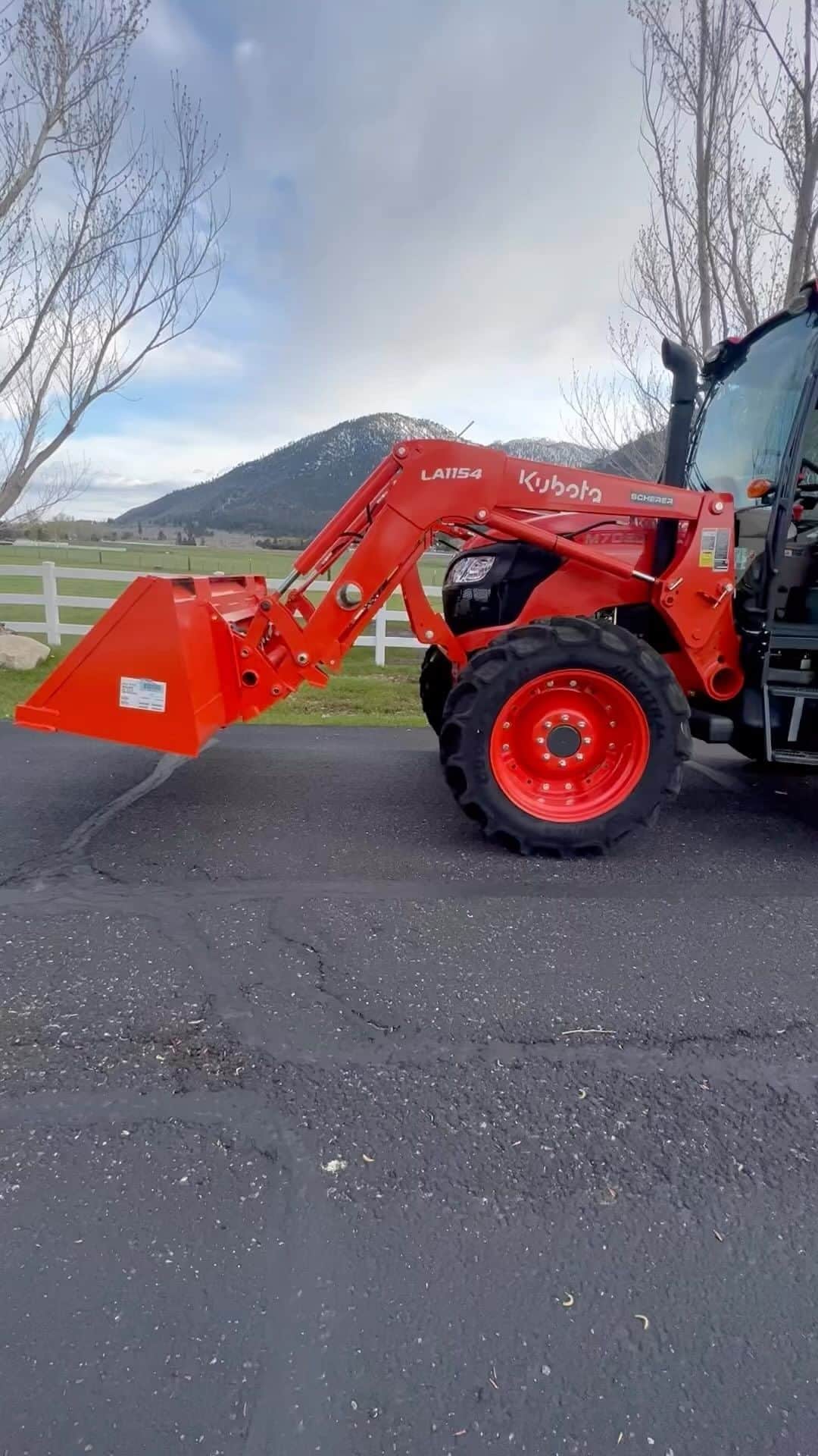 ストーン・コールド・スティーブ・オースチンのインスタグラム：「🔊⬆️ Love me some fossil fuels.  @schererkubota   Joe Diffie John Deere Green  #kubota #tractor #usa #america #wrongcolorgreatsong #diesel  #orange」