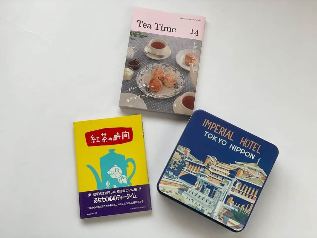 甲斐みのりさんのインスタグラム写真 - (甲斐みのりInstagram)「・ 唯一の紅茶の定期刊行物 『Tea Time 』14号発売。  連載 〜憩いのひととき〜のコーナーで  Night Cap Tea Talk 〜眠る前の紅茶のおはなし〜 を綴っています。  紅茶に合うお菓子、本、雑貨も。  @tea_time_magazine   Tea Time HP https://teatimemagazine.jp/collections/tea-time-magazine/products/tea-time-14  特集は「クリームティー と 幸せティータイム！」 スコーンとクロテッドクリーム、ジャム、そしておいしい紅茶のセット「クリームティー 」。クリームティー が楽しめる、素敵なティールームをご紹介します。  そして、「東京スパイス番長」水野仁輔さんによるインド茶摘み旅日記「Chalo India」の連載が始まります！  紅茶にかかわる魅力的な方々をご紹介する「紅茶な人々」では、紅茶の総合商社「デコラージュ」の増尾実さん、本場英国でトップ・ティー・プレイスを受賞された「ジュリス　ティールーム」の宮脇樹里さんにインタビューしました。  憧れのアフタヌーンティーの４回目は、帝国ホテル「インペリアルラウンジ　アクア」。 そのほか、英国菓子レシピ、紅茶と料理のアンサンブル、豪華執筆陣によるティータイムにぴったりの連載エッセーなど、紅茶にまつわる楽しい情報を、たっぷりとお届けいたします。  【目次】 004 クリームティーと　幸せティータイム！ 006 　What is a Cream Tea? 小澤桂一 008 　JURI'S TEA ROOM 010 　Tiny Toria Tearoom 012 　Berry's Tea Room 014 　THE THREE LITTLE PIGS さんびきのこぶた 016 　紅茶専門店 TEAS Liyn-an 018 　Tea Room Grand Tour 020 　V&A Café ／ CAKE HOLE CAFÉ大段まちこ 024 　Tea and Tattle ／ Badgers Tea Houseスチュワード麻子 026 「コーヒー＆ウォールナッツ・ケーキ」BRITISH CAKE HOUSE 028 エスプリのある食卓　紅茶と料理のアンサンブル　徳田由香里 054 憧れのアフタヌーンティー 4　帝国ホテル　インペリアルラウンジ アクア 060 紅茶な人々 　no.7 増尾 実（デコラージュ） 　no.8 宮脇樹里（ジュリス ティールーム） 054 cholonの雑貨めぐりお茶めぐり　cholon佐々木智子 058 My recommendations - Lovely, isn't it? Noire@圧倒的美少女 064 和紅茶　TOKYO TEA BLENDRES Vol.4　根岸次郎 068 おいしい紅茶のマリアージュ 私のお茶時間 Daja 板倉直子 072 ティーブレンディングのこと　Uf-fu 大西泰宏 076 chalo india 「プロローグ」　水野仁輔 084 陶磁器物語 11　 Cha Tea 紅茶教室 立川碧　 　　 陶磁器を愛したロイヤルファミリー「シャーロット王妃」 098 紅茶の教科書 　Lesson 1 おいしい紅茶のいれかた　ストレートティー・ミルクティー・アイスティー 　Lesson 2 ティーバッグでおいしい紅茶　紅茶と英国菓子の店 チャッツワース 103 憩いのひととき 104 「国立の街角から　必要ないものばかり買っている」葉田いづみ 108 「Night Cap Tea Talk～眠る前の紅茶のおはなし14～」甲斐みのり 112 「A short story from Amsterdam ～ ビバ・バンライフ」ユイキヨミ 116 「What a Wonderful Tea World! マサラチャイをもっとおいしく飲みたい人へ」田中 哲 122 「われらみなデザイナー」三品輝起 126 「『イギリスはおいしい2』ムーアの花」林 望  2023年5月1日発売 『Tea Time 14』 A5 サイズ　128ページ 本体価格1,400円（税込1,540円）」5月4日 11時05分 - minori_loule