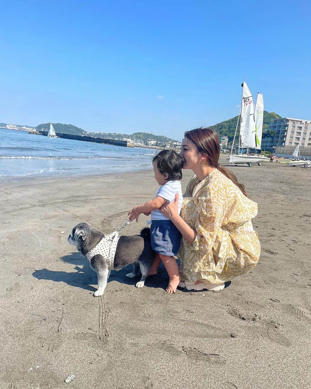 里海のインスタグラム：「🌊🇯🇵🌊  思い出をたくさん！ 近くの神社⛩️で プーちゃんもずっと元気で 長生きしてねとお願いもしてきました🥰  この2人といれて、 私は幸せすぎます❤️  ありがとう〜😌と 我が子とプーちゃんに 思います😌」