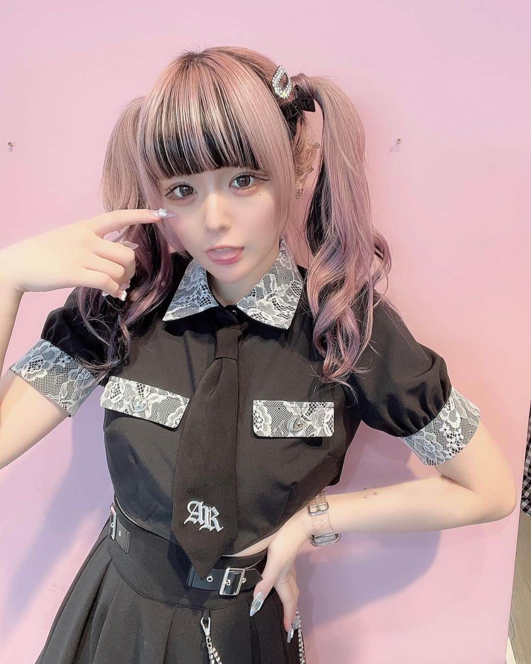 さきちゃんのインスタグラム：「ㅤㅤㅤㅤㅤㅤㅤㅤㅤㅤㅤㅤㅤㅤㅤㅤㅤㅤㅤㅤㅤㅤㅤㅤㅤㅤ お店で着てるやつーー😽🖤 ㅤㅤㅤㅤㅤㅤㅤㅤㅤㅤㅤㅤㅤ #ankrouge #アンクルージュ #bemqin #大宮 #大宮アルシェ #アパレル店員 #ブラックコーデ #地雷系女子 #地雷 #地雷女子 #黒系統 #やみかわいい #病みかわいい #派手髪女子 #ツインテールアレンジ #ピンクヘアー #前髪インナー #自撮り界隈 #いいね返し #自発ください #fashion #ootd #japanesegirl #blackcode」