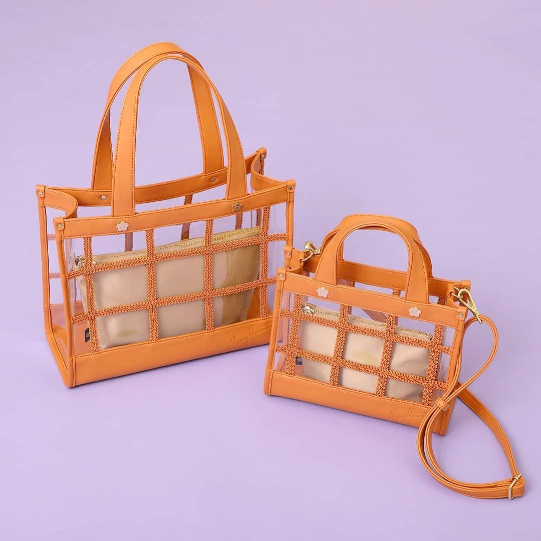 MARY QUANT officialのインスタグラム：「#クリア格子トート #クリア格子2WAYミニトート - オンラインショップでは5/31まで 送料無料キャンペーン開催中！ ※全てのお買い物が対象 - #MARYQUANT #2023SUMMER #NEWITEMS #FASHION - #MARYQUANT #マリークヮント #クリアトート #夏バッグ #2WAYバッグ」