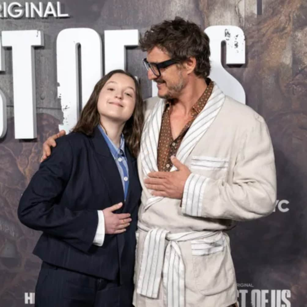 Huffington Postさんのインスタグラム写真 - (Huffington PostInstagram)「Pedro Pascal recently shared a vulnerable moment on camera with fellow actor Bella Ramsey.⁠ ⁠ The “Last of Us” co-stars were posing on the red carpet during a “For Your Consideration” event in Los Angeles on Friday when Ramsey pointed out a very specific pose Pascal was striking in front of the cameras.⁠ ⁠ In the footage shot by Deadline, Pascal stood with his left hand on his torso. Ramsey appeared to acknowledge her co-star’s unique pose by patting his hand and then placing her hand on her torso in a similar manner.⁠ ⁠ After Ramsey patted his hand, Pascal began to explain why he places his hand in that particular spot. “You know why?” he said before taking a deep breath. “It’s because my anxiety is right here.”⁠ ⁠ In response, Ramsey nodded with understanding and then leaned in for a hug.⁠ ⁠ Pascal does strike this pose pretty often when he’s on the red carpet. Photos of the actor suggest he’s been doing it for nearly 20 years — and as recently as at Monday’s 2023 Met Gala.⁠ ⁠ Pascal’s method for dealing with his anxiety is a good move, according to Keith Humphreys, a professor of psychiatry at Stanford University who spoke to HuffPost in 2017.⁠ ⁠ “Focus on your breathing, put your feet flat on the floor. Smile even if you don’t feel like smiling,” Humphreys advised. “Tense your muscles then let them go, then tense them again and repeat. Relax your body, and a lot of people will find your emotions will follow.”⁠ ⁠ Head to our link in bio to read more. // 📷️ Getty Images // 🖊️ Elyse Wanshel」5月4日 11時16分 - huffpost