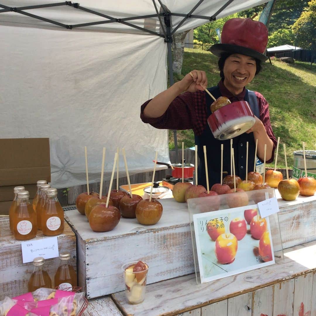 丹波焼の郷（公式）のインスタグラム：「. トチノキマルシェ２日目 丹波篠山の食材を使った美味しそうな食べ物🍙色々あります。  お弁当 デザート 珈琲  ゆっくりとお過ごしください💁  #丹波焼 #陶の郷 #丹波篠山市 #兵庫県 #春ものがたり #トチノキマルシェ #軽トラ市 #七輪陶芸 #スタンプラリー #器 #関西イベント #陶器まつり #器好きな人と繋がりたい #器」